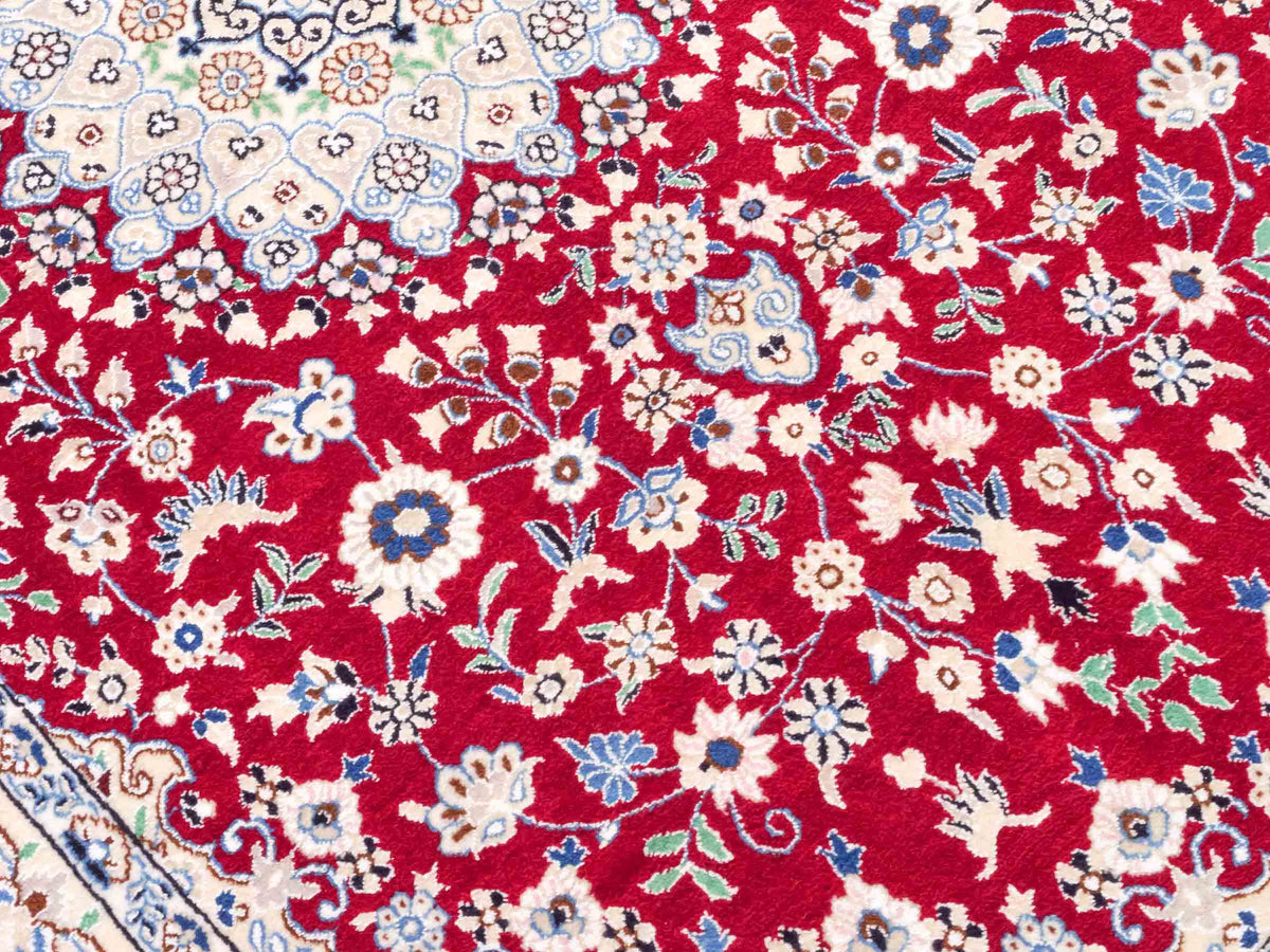 Handgeknüpfter Nain 9La Perserteppich von Khademi aus Wolle mit Seide, rot-elfenbein-weiß. Persischer Orientteppich mit Medaillon. Von Hand geknüpft in Iran / Persien. Größe: 209 cm x 131 cm. Teppichnummer: SB3-1093 | Jupiter Intl.
