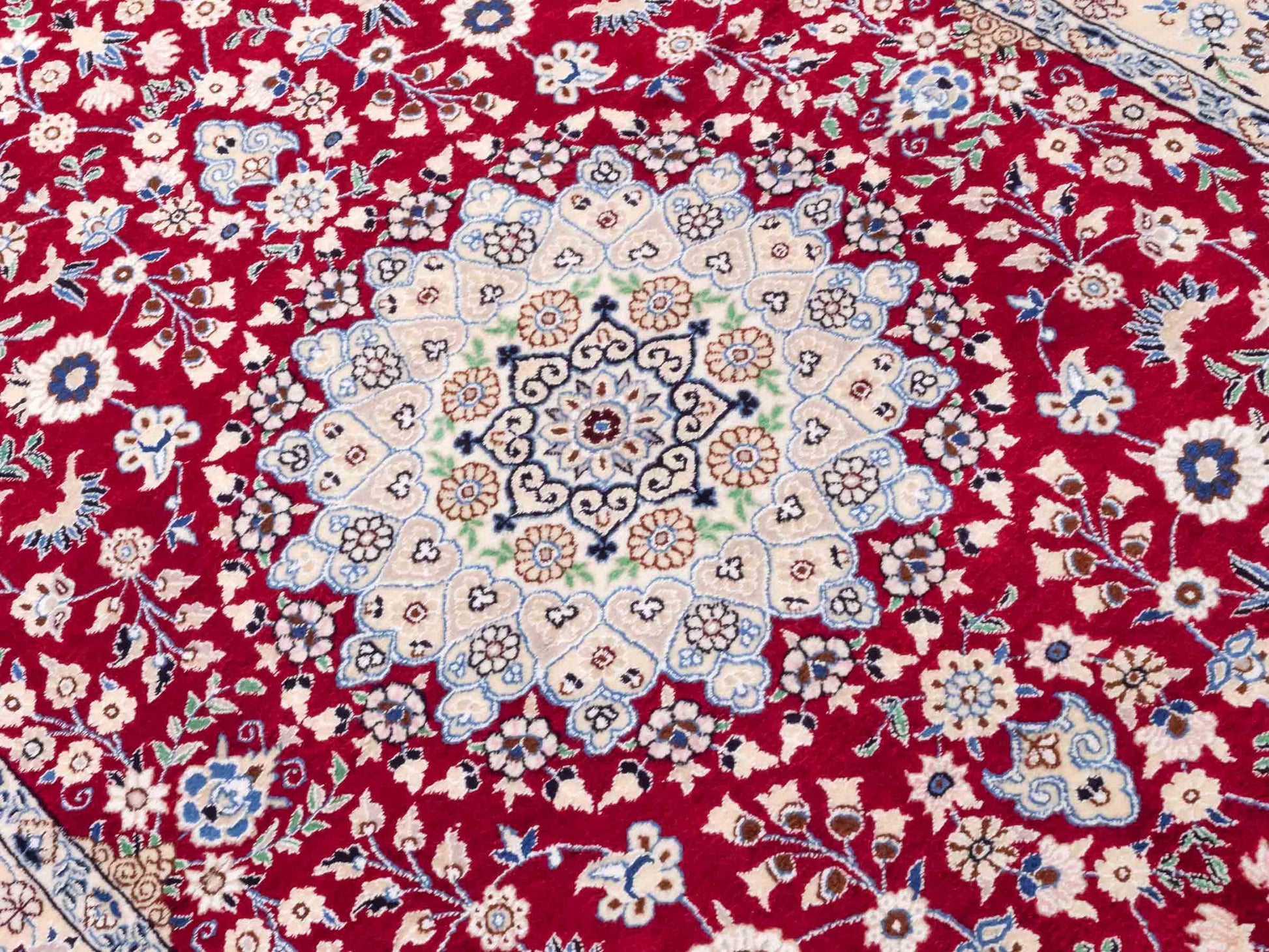 Handgeknüpfter Nain 9La Perserteppich von Khademi aus Wolle mit Seide, rot-elfenbein-weiß. Persischer Orientteppich mit Medaillon. Von Hand geknüpft in Iran / Persien. Größe: 209 cm x 131 cm. Teppichnummer: SB3-1093 | Jupiter Intl.