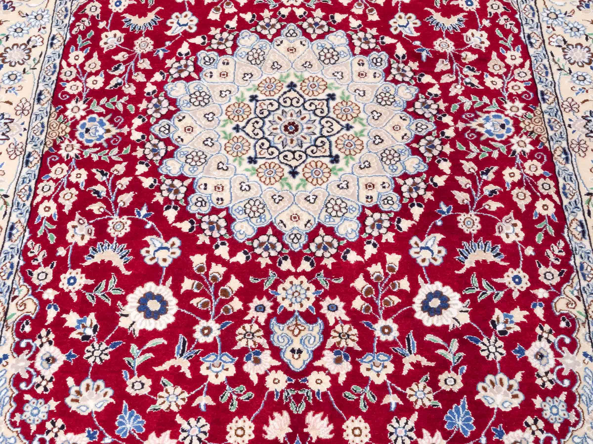 Handgeknüpfter Nain 9La Perserteppich von Khademi aus Wolle mit Seide, rot-elfenbein-weiß. Persischer Orientteppich mit Medaillon. Von Hand geknüpft in Iran / Persien. Größe: 209 cm x 131 cm. Teppichnummer: SB3-1093 | Jupiter Intl.