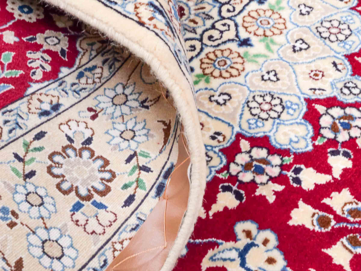 Handgeknüpfter Nain 9La Perserteppich von Khademi aus Wolle mit Seide, rot-elfenbein-weiß. Persischer Orientteppich mit Medaillon. Von Hand geknüpft in Iran / Persien. Größe: 209 cm x 131 cm. Teppichnummer: SB3-1093 | Jupiter Intl.