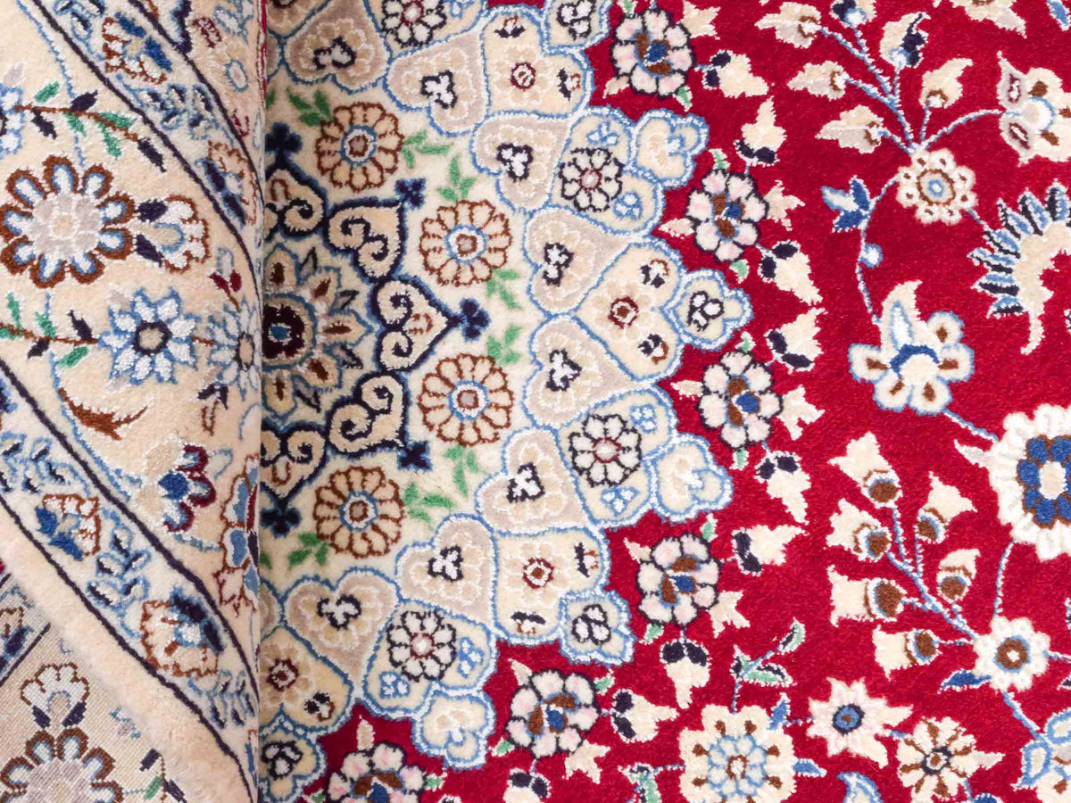 Handgeknüpfter Nain 9La Perserteppich von Khademi aus Wolle mit Seide, rot-elfenbein-weiß. Persischer Orientteppich mit Medaillon. Von Hand geknüpft in Iran / Persien. Größe: 209 cm x 131 cm. Teppichnummer: SB3-1093 | Jupiter Intl.