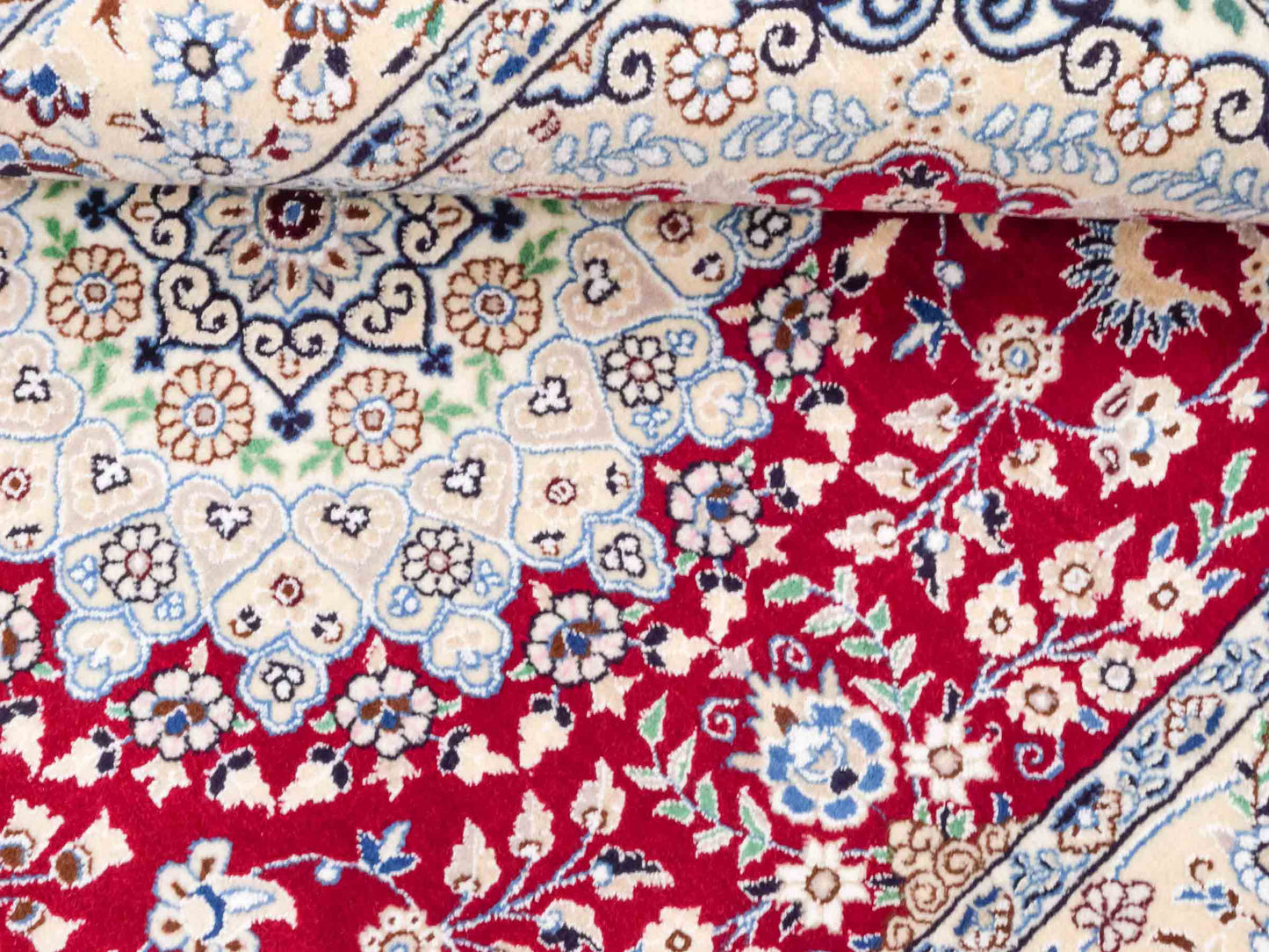 Handgeknüpfter Nain 9La Perserteppich von Khademi aus Wolle mit Seide, rot-elfenbein-weiß. Persischer Orientteppich mit Medaillon. Von Hand geknüpft in Iran / Persien. Größe: 209 cm x 131 cm. Teppichnummer: SB3-1093 | Jupiter Intl.