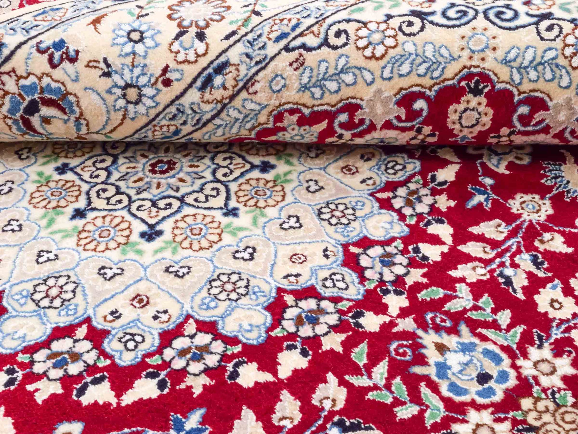 Handgeknüpfter Nain 9La Perserteppich von Khademi aus Wolle mit Seide, rot-elfenbein-weiß. Persischer Orientteppich mit Medaillon. Von Hand geknüpft in Iran / Persien. Größe: 209 cm x 131 cm. Teppichnummer: SB3-1093 | Jupiter Intl.