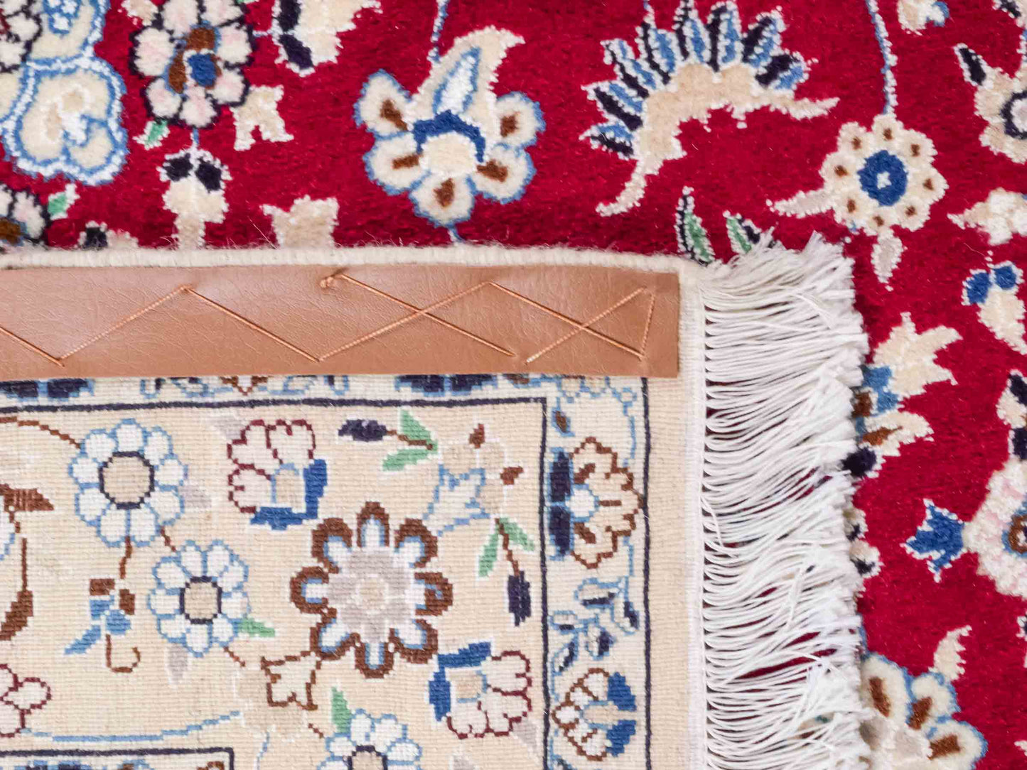 Handgeknüpfter Nain 9La Perserteppich von Khademi aus Wolle mit Seide, rot-elfenbein-weiß. Persischer Orientteppich mit Medaillon. Von Hand geknüpft in Iran / Persien. Größe: 209 cm x 131 cm. Teppichnummer: SB3-1093 | Jupiter Intl.