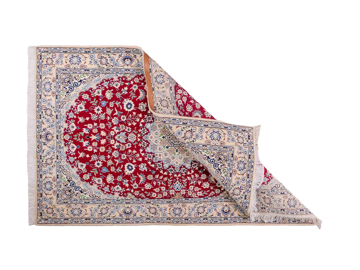 Handgeknüpfter Nain 9La Perserteppich von Khademi aus Wolle mit Seide, rot-elfenbein-weiß. Persischer Orientteppich mit Medaillon. Von Hand geknüpft in Iran / Persien. Größe: 209 cm x 131 cm. Teppichnummer: SB3-1093 | Jupiter Intl.