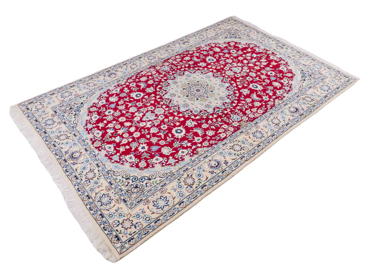 Handgeknüpfter Nain 9La Perserteppich von Khademi aus Wolle mit Seide, rot-elfenbein-weiß. Persischer Orientteppich mit Medaillon. Von Hand geknüpft in Iran / Persien. Größe: 209 cm x 131 cm. Teppichnummer: SB3-1093 | Jupiter Intl.