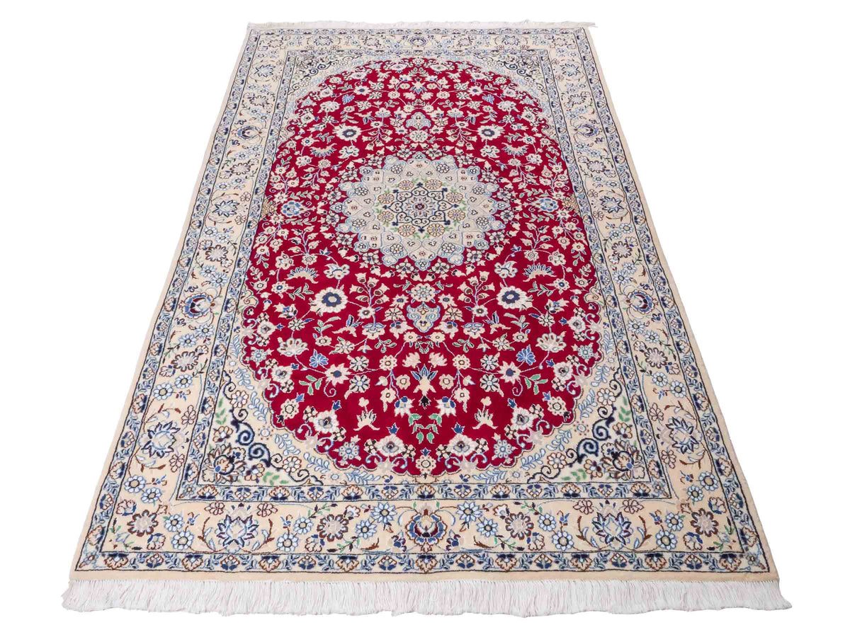 Handgeknüpfter Nain 9La Perserteppich von Khademi aus Wolle mit Seide, rot-elfenbein-weiß. Persischer Orientteppich mit Medaillon. Von Hand geknüpft in Iran / Persien. Größe: 209 cm x 131 cm. Teppichnummer: SB3-1093 | Jupiter Intl.