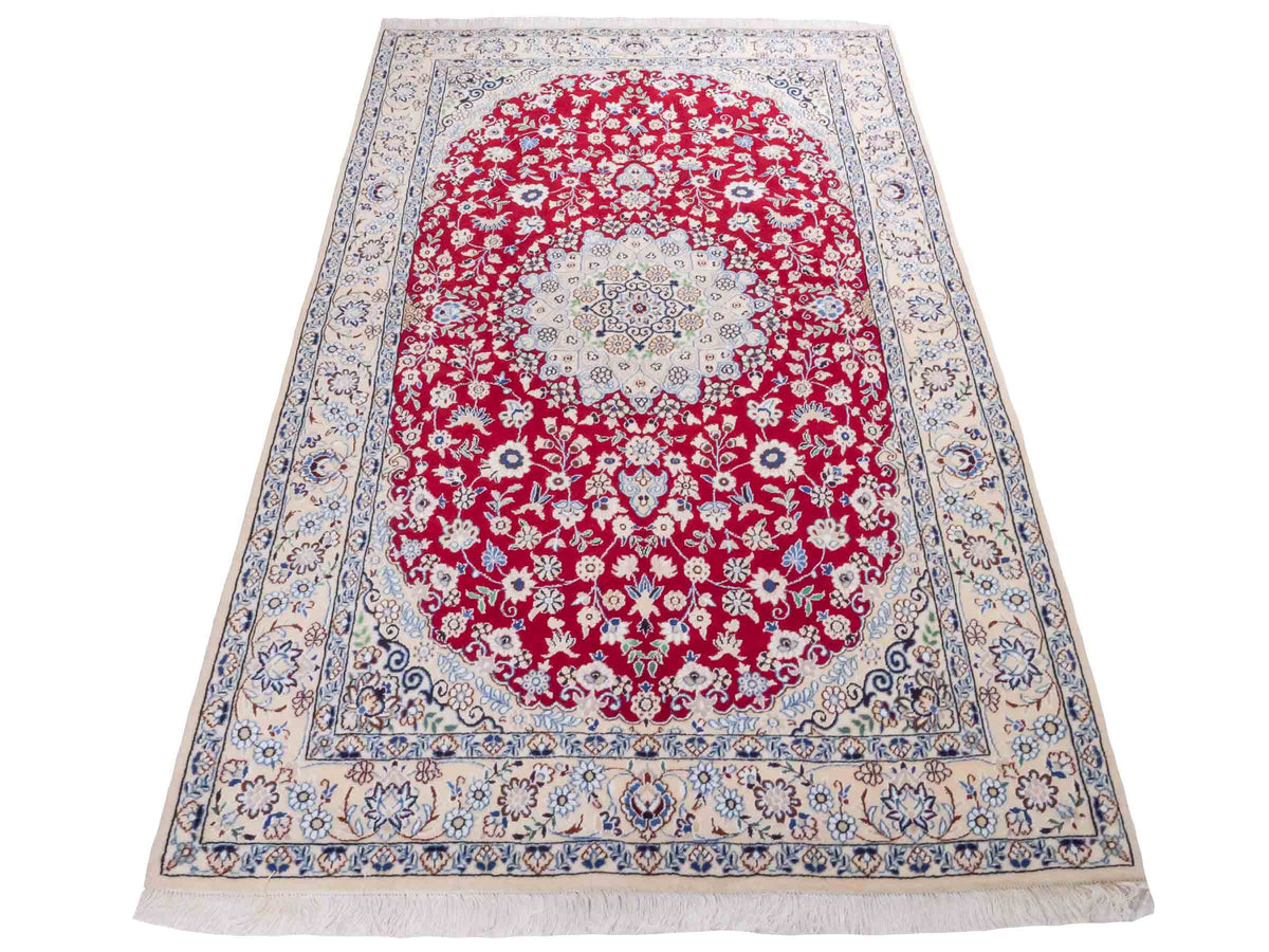 Handgeknüpfter Nain 9La Perserteppich von Khademi aus Wolle mit Seide, rot-elfenbein-weiß. Persischer Orientteppich mit Medaillon. Von Hand geknüpft in Iran / Persien. Größe: 209 cm x 131 cm. Teppichnummer: SB3-1093 | Jupiter Intl.