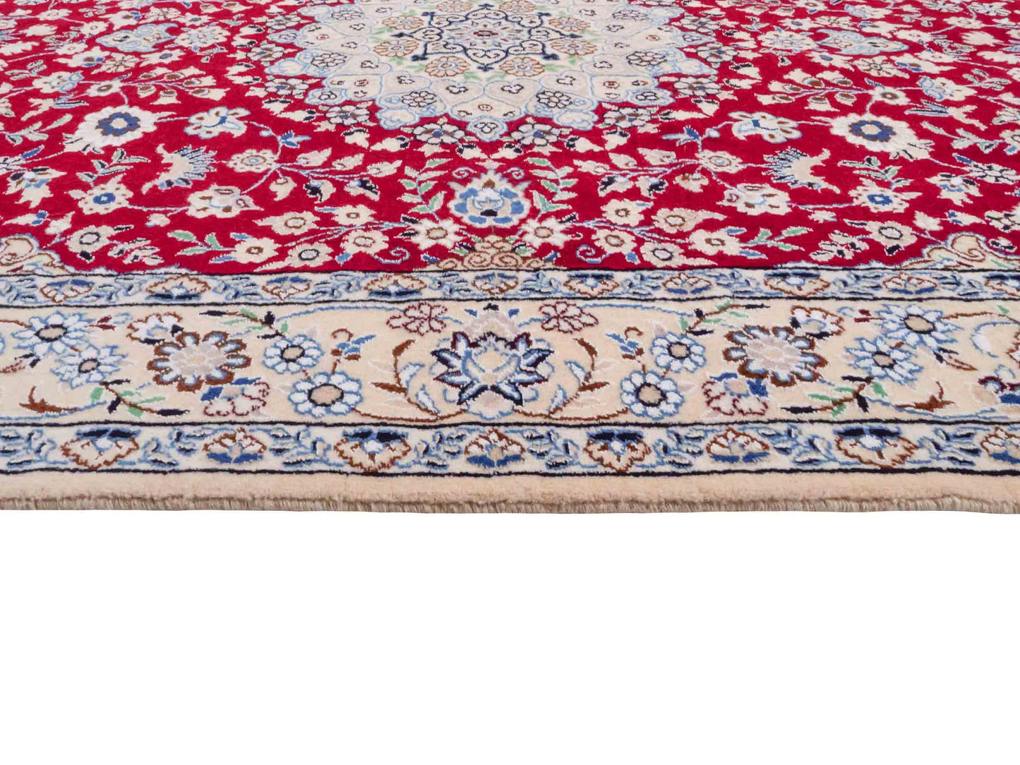 Handgeknüpfter Nain 9La Perserteppich von Khademi aus Wolle mit Seide, rot-elfenbein-weiß. Persischer Orientteppich mit Medaillon. Von Hand geknüpft in Iran / Persien. Größe: 209 cm x 131 cm. Teppichnummer: SB3-1093 | Jupiter Intl.