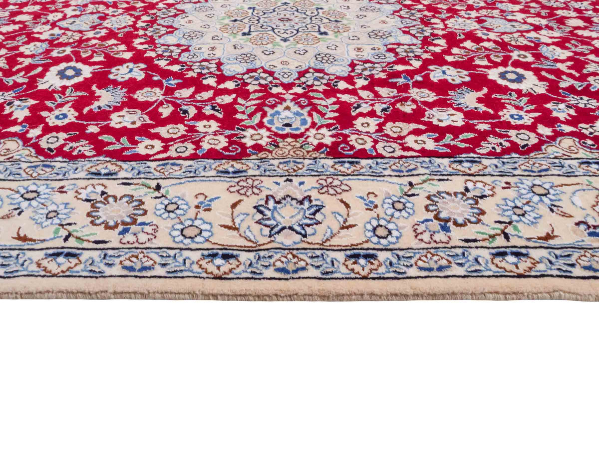 Handgeknüpfter Nain 9La Perserteppich von Khademi aus Wolle mit Seide, rot-elfenbein-weiß. Persischer Orientteppich mit Medaillon. Von Hand geknüpft in Iran / Persien. Größe: 209 cm x 131 cm. Teppichnummer: SB3-1093 | Jupiter Intl.