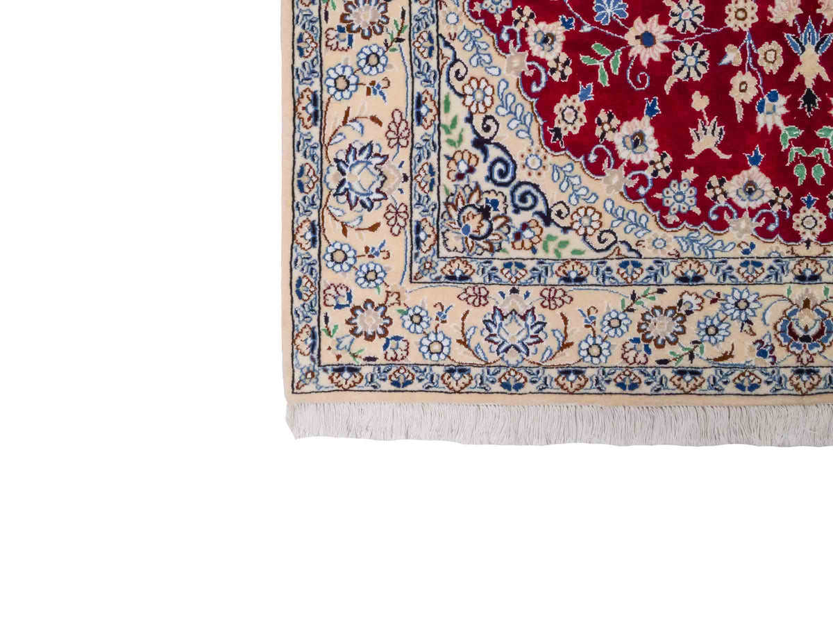 Handgeknüpfter Nain 9La Perserteppich von Khademi aus Wolle mit Seide, rot-elfenbein-weiß. Persischer Orientteppich mit Medaillon. Von Hand geknüpft in Iran / Persien. Größe: 209 cm x 131 cm. Teppichnummer: SB3-1093 | Jupiter Intl.