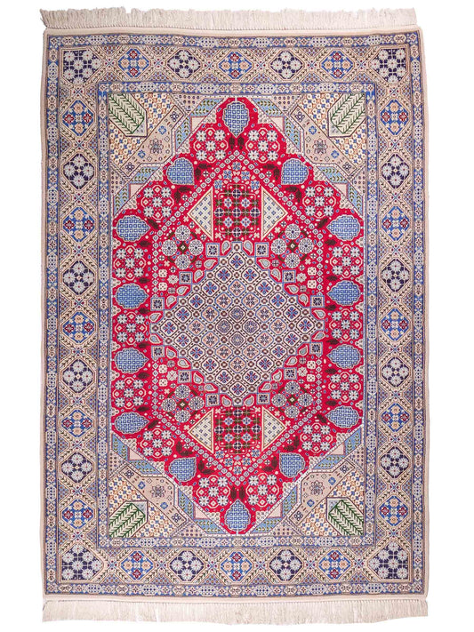 Handgeknüpfter Nain 9La Perserteppich von Khademi aus Wolle mit Seide, rot-elfenbein-weiß. Persischer Orientteppich mit Medaillon. Von Hand geknüpft in Iran / Persien. Größe: 234 cm x 156 cm. Teppichnummer: SB3-1164 | Jupiter Intl.