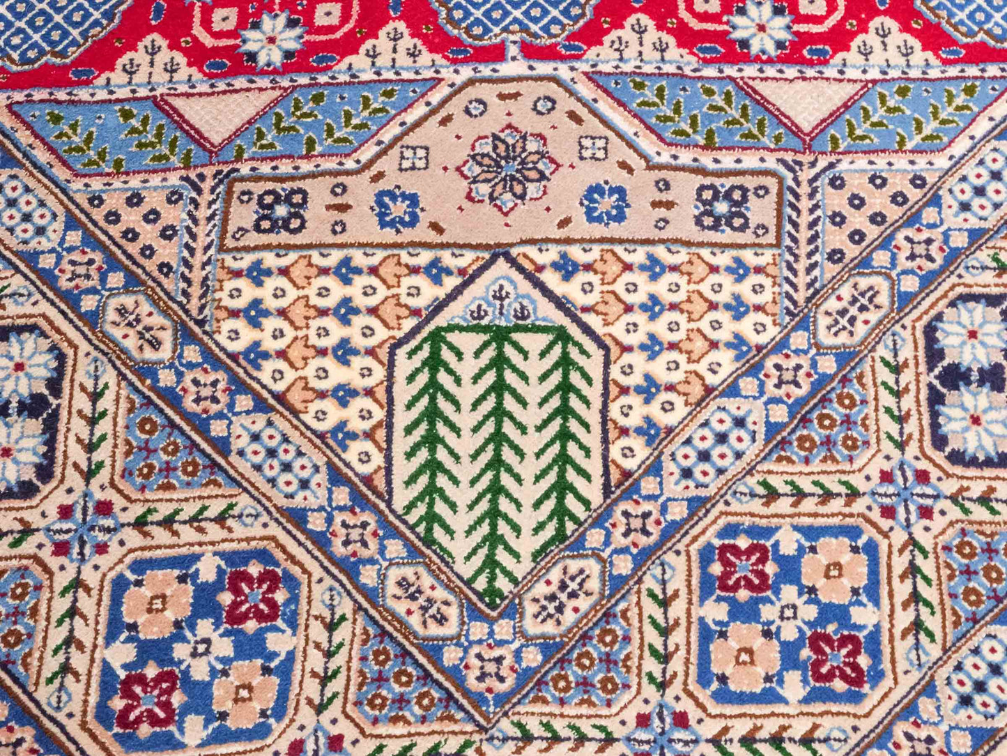 Handgeknüpfter Nain 9La Perserteppich von Khademi aus Wolle mit Seide, rot-elfenbein-weiß. Persischer Orientteppich mit Medaillon. Von Hand geknüpft in Iran / Persien. Größe: 234 cm x 156 cm. Teppichnummer: SB3-1164 | Jupiter Intl.