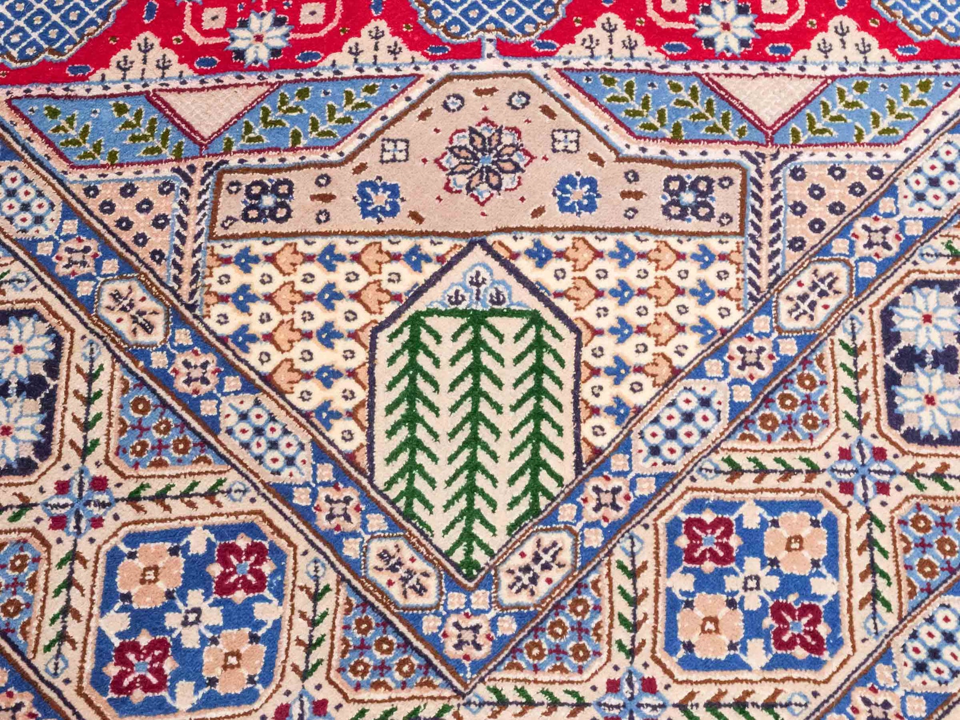 Handgeknüpfter Nain 9La Perserteppich von Khademi aus Wolle mit Seide, rot-elfenbein-weiß. Persischer Orientteppich mit Medaillon. Von Hand geknüpft in Iran / Persien. Größe: 234 cm x 156 cm. Teppichnummer: SB3-1164 | Jupiter Intl.