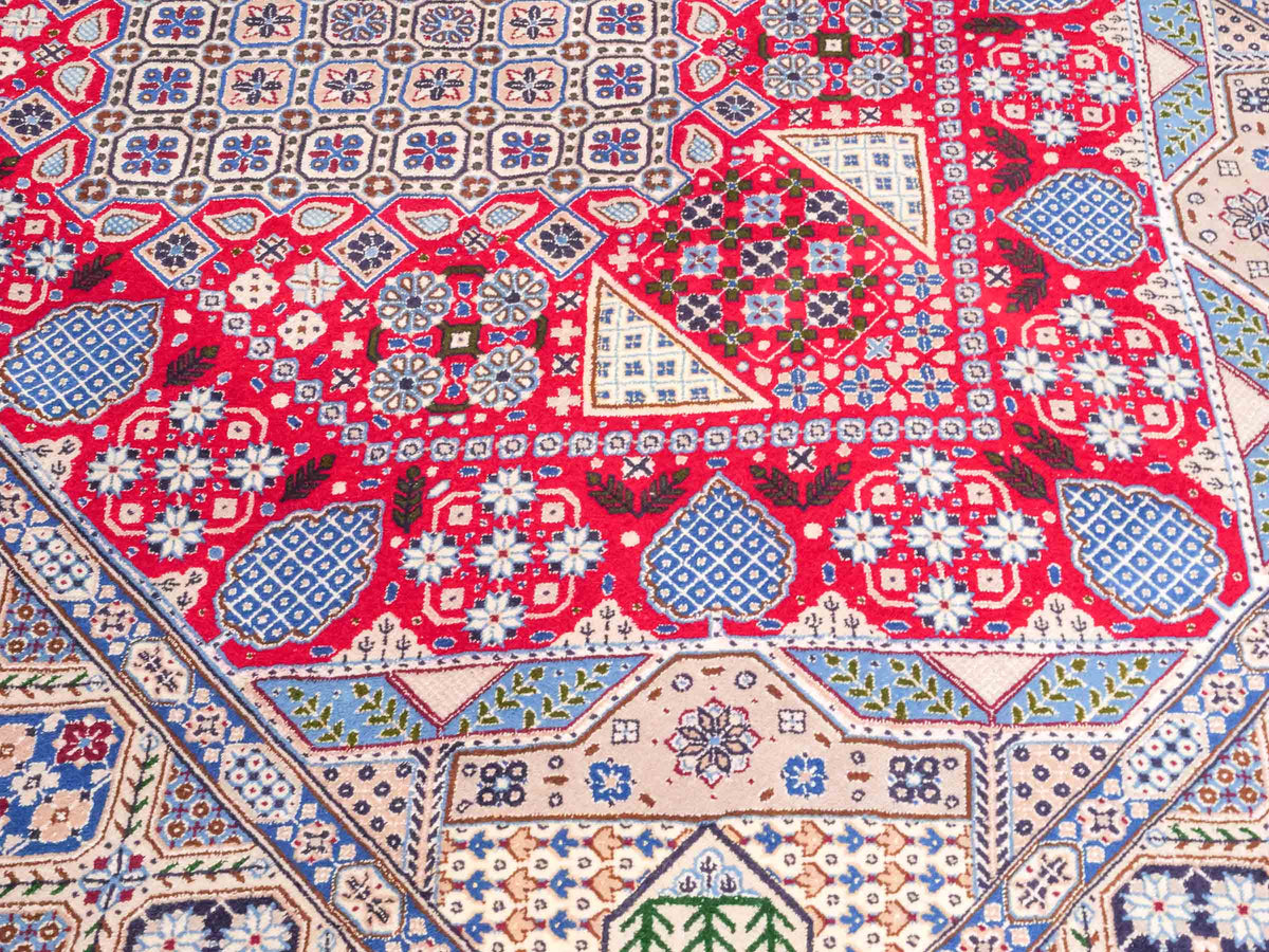 Handgeknüpfter Nain 9La Perserteppich von Khademi aus Wolle mit Seide, rot-elfenbein-weiß. Persischer Orientteppich mit Medaillon. Von Hand geknüpft in Iran / Persien. Größe: 234 cm x 156 cm. Teppichnummer: SB3-1164 | Jupiter Intl.