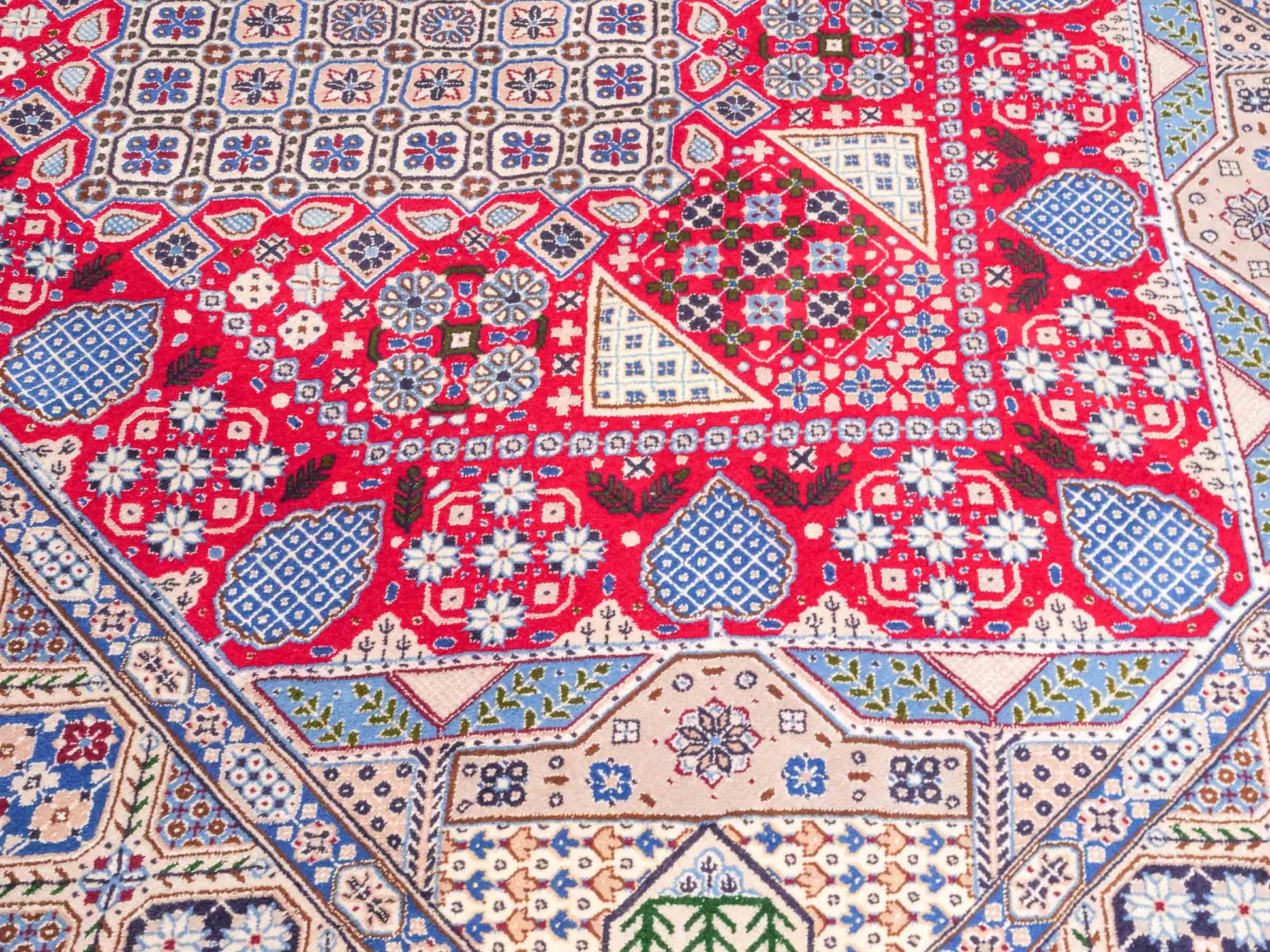 Handgeknüpfter Nain 9La Perserteppich von Khademi aus Wolle mit Seide, rot-elfenbein-weiß. Persischer Orientteppich mit Medaillon. Von Hand geknüpft in Iran / Persien. Größe: 234 cm x 156 cm. Teppichnummer: SB3-1164 | Jupiter Intl.