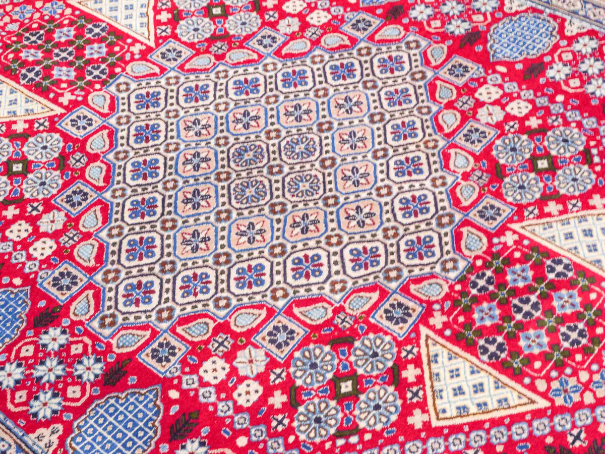 Handgeknüpfter Nain 9La Perserteppich von Khademi aus Wolle mit Seide, rot-elfenbein-weiß. Persischer Orientteppich mit Medaillon. Von Hand geknüpft in Iran / Persien. Größe: 234 cm x 156 cm. Teppichnummer: SB3-1164 | Jupiter Intl.