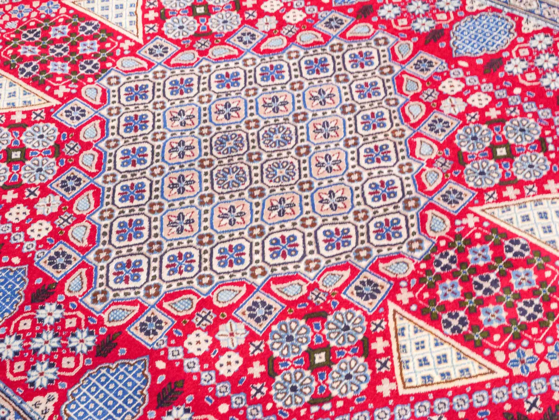 Handgeknüpfter Nain 9La Perserteppich von Khademi aus Wolle mit Seide, rot-elfenbein-weiß. Persischer Orientteppich mit Medaillon. Von Hand geknüpft in Iran / Persien. Größe: 234 cm x 156 cm. Teppichnummer: SB3-1164 | Jupiter Intl.
