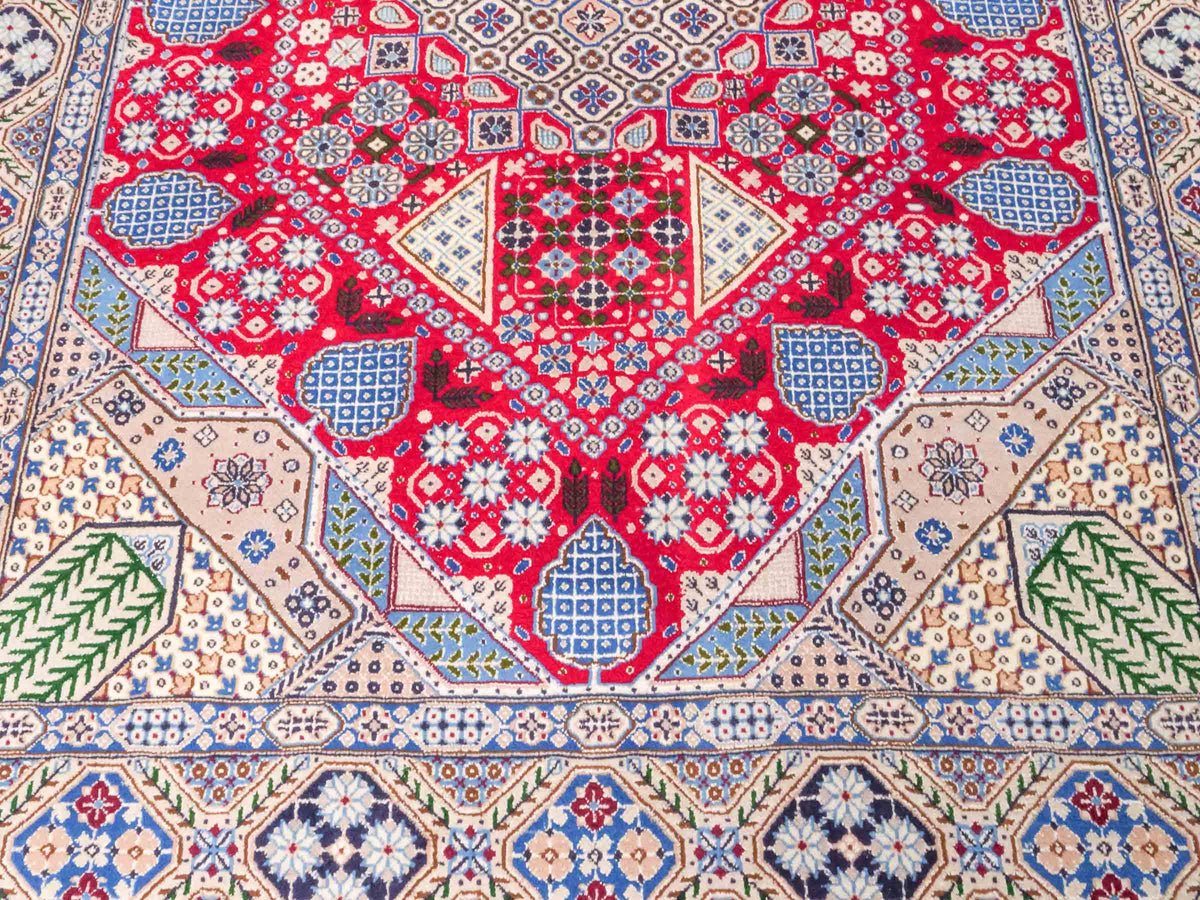 Handgeknüpfter Nain 9La Perserteppich von Khademi aus Wolle mit Seide, rot-elfenbein-weiß. Persischer Orientteppich mit Medaillon. Von Hand geknüpft in Iran / Persien. Größe: 234 cm x 156 cm. Teppichnummer: SB3-1164 | Jupiter Intl.