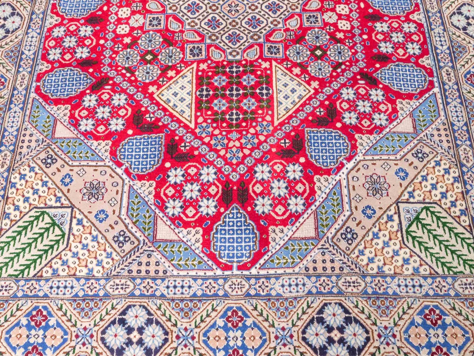 Handgeknüpfter Nain 9La Perserteppich von Khademi aus Wolle mit Seide, rot-elfenbein-weiß. Persischer Orientteppich mit Medaillon. Von Hand geknüpft in Iran / Persien. Größe: 234 cm x 156 cm. Teppichnummer: SB3-1164 | Jupiter Intl.