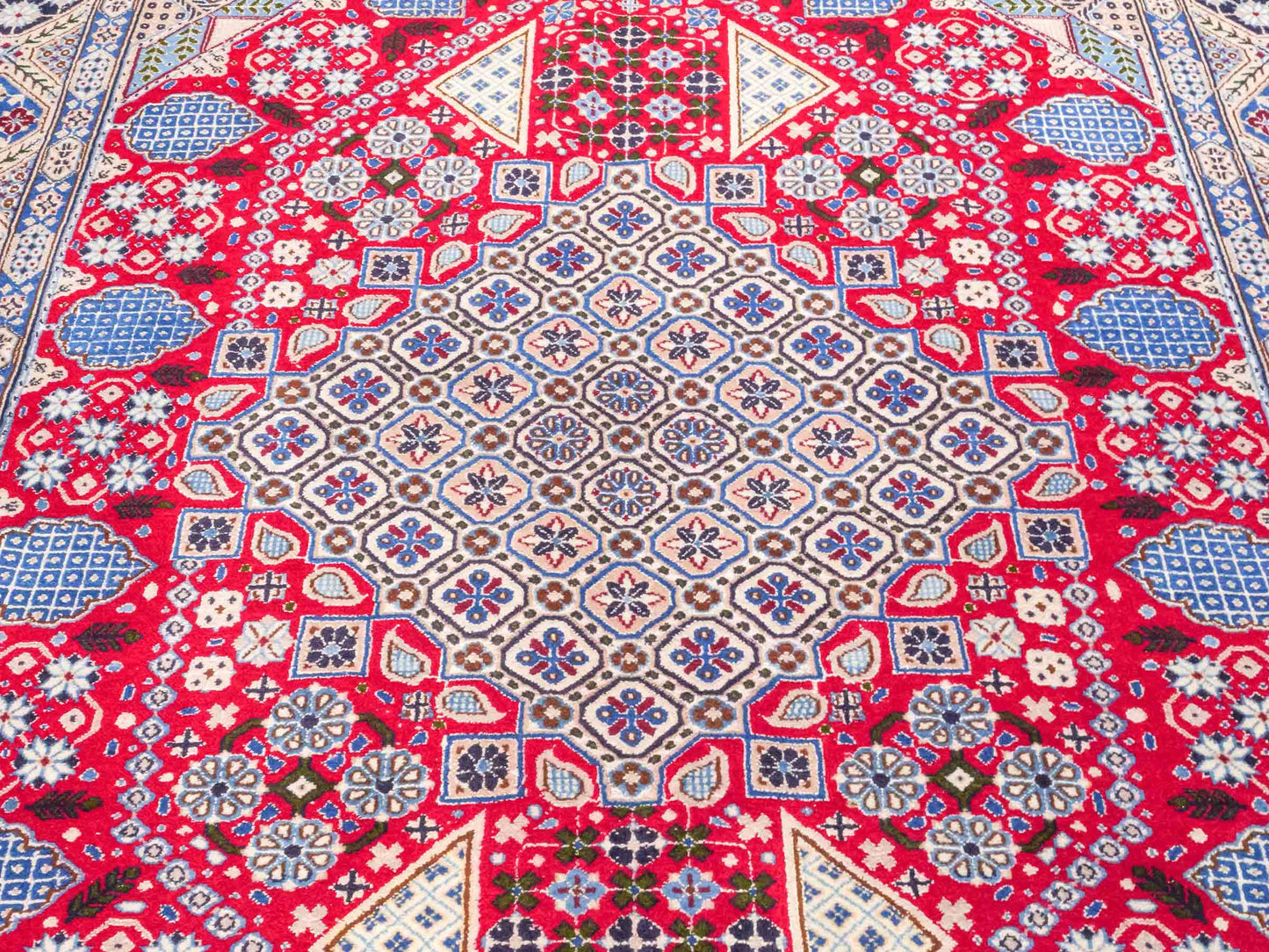 Handgeknüpfter Nain 9La Perserteppich von Khademi aus Wolle mit Seide, rot-elfenbein-weiß. Persischer Orientteppich mit Medaillon. Von Hand geknüpft in Iran / Persien. Größe: 234 cm x 156 cm. Teppichnummer: SB3-1164 | Jupiter Intl.