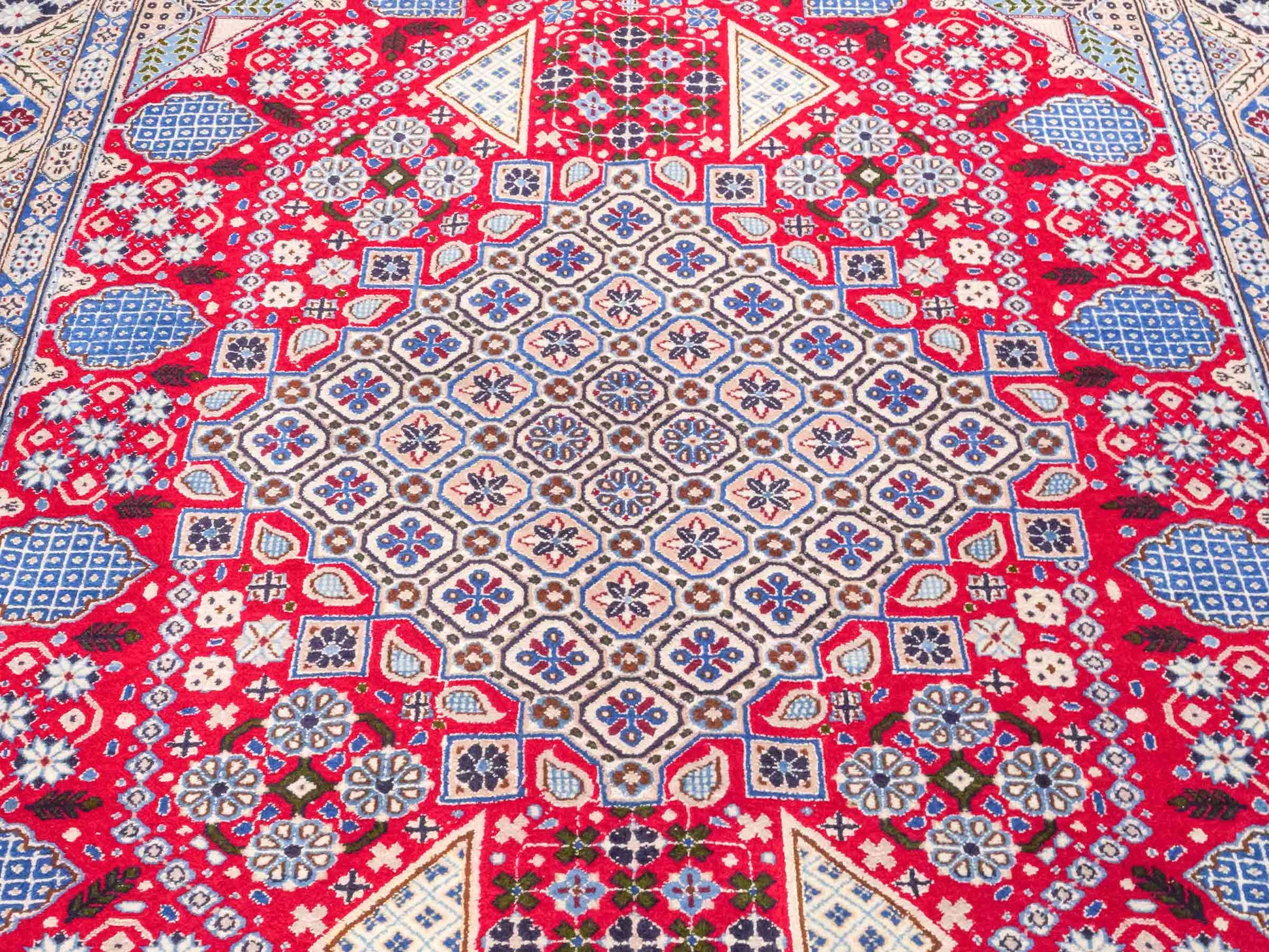 Handgeknüpfter Nain 9La Perserteppich von Khademi aus Wolle mit Seide, rot-elfenbein-weiß. Persischer Orientteppich mit Medaillon. Von Hand geknüpft in Iran / Persien. Größe: 234 cm x 156 cm. Teppichnummer: SB3-1164 | Jupiter Intl.