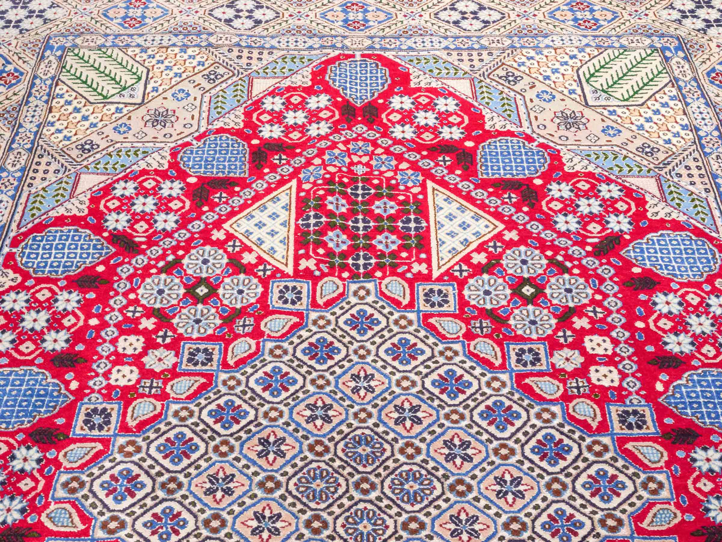 Handgeknüpfter Nain 9La Perserteppich von Khademi aus Wolle mit Seide, rot-elfenbein-weiß. Persischer Orientteppich mit Medaillon. Von Hand geknüpft in Iran / Persien. Größe: 234 cm x 156 cm. Teppichnummer: SB3-1164 | Jupiter Intl.