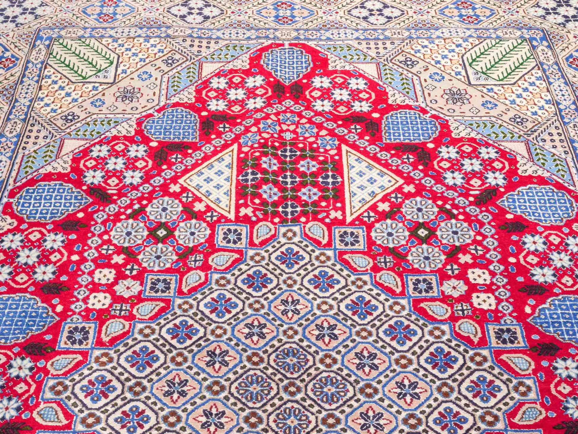 Handgeknüpfter Nain 9La Perserteppich von Khademi aus Wolle mit Seide, rot-elfenbein-weiß. Persischer Orientteppich mit Medaillon. Von Hand geknüpft in Iran / Persien. Größe: 234 cm x 156 cm. Teppichnummer: SB3-1164 | Jupiter Intl.