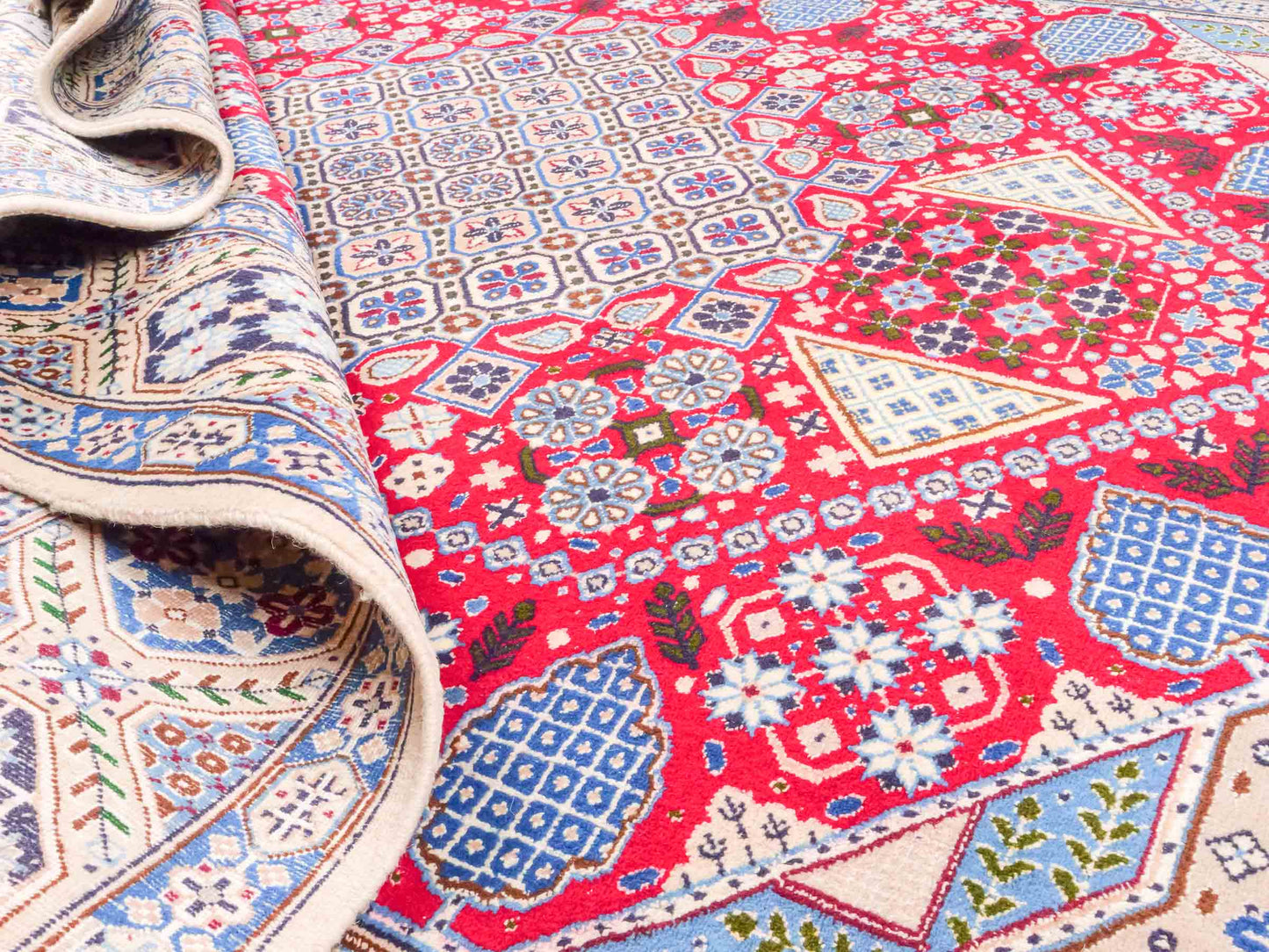 Handgeknüpfter Nain 9La Perserteppich von Khademi aus Wolle mit Seide, rot-elfenbein-weiß. Persischer Orientteppich mit Medaillon. Von Hand geknüpft in Iran / Persien. Größe: 234 cm x 156 cm. Teppichnummer: SB3-1164 | Jupiter Intl.