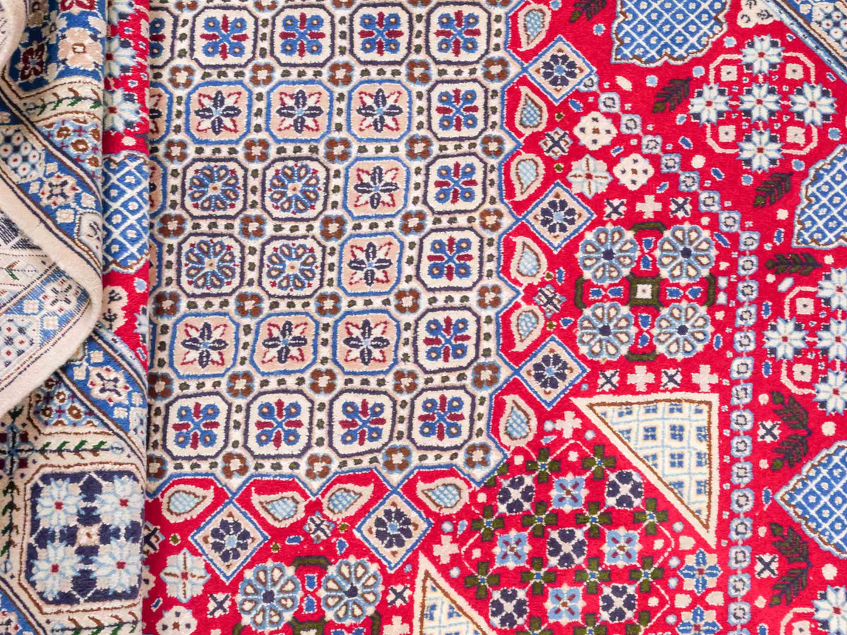 Handgeknüpfter Nain 9La Perserteppich von Khademi aus Wolle mit Seide, rot-elfenbein-weiß. Persischer Orientteppich mit Medaillon. Von Hand geknüpft in Iran / Persien. Größe: 234 cm x 156 cm. Teppichnummer: SB3-1164 | Jupiter Intl.