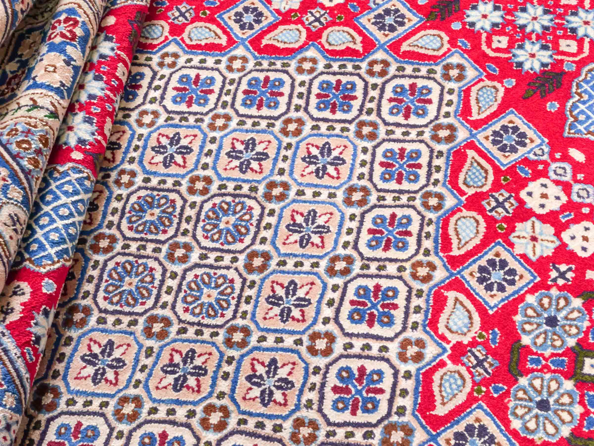 Handgeknüpfter Nain 9La Perserteppich von Khademi aus Wolle mit Seide, rot-elfenbein-weiß. Persischer Orientteppich mit Medaillon. Von Hand geknüpft in Iran / Persien. Größe: 234 cm x 156 cm. Teppichnummer: SB3-1164 | Jupiter Intl.