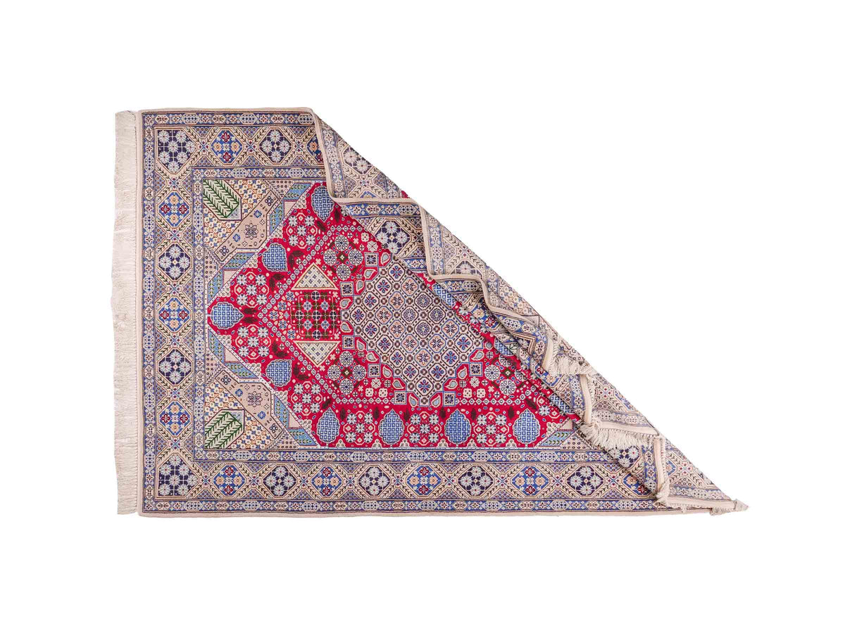Handgeknüpfter Nain 9La Perserteppich von Khademi aus Wolle mit Seide, rot-elfenbein-weiß. Persischer Orientteppich mit Medaillon. Von Hand geknüpft in Iran / Persien. Größe: 234 cm x 156 cm. Teppichnummer: SB3-1164 | Jupiter Intl.