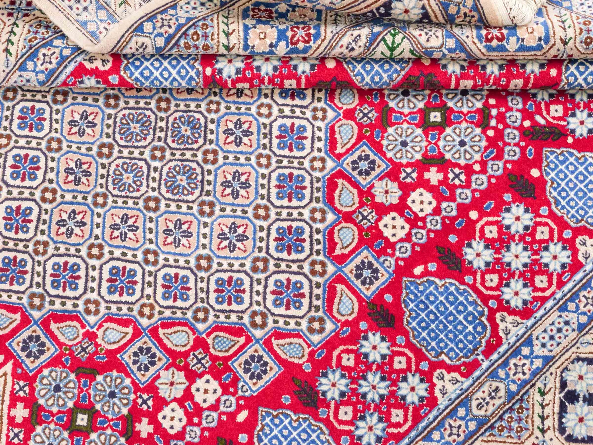 Handgeknüpfter Nain 9La Perserteppich von Khademi aus Wolle mit Seide, rot-elfenbein-weiß. Persischer Orientteppich mit Medaillon. Von Hand geknüpft in Iran / Persien. Größe: 234 cm x 156 cm. Teppichnummer: SB3-1164 | Jupiter Intl.