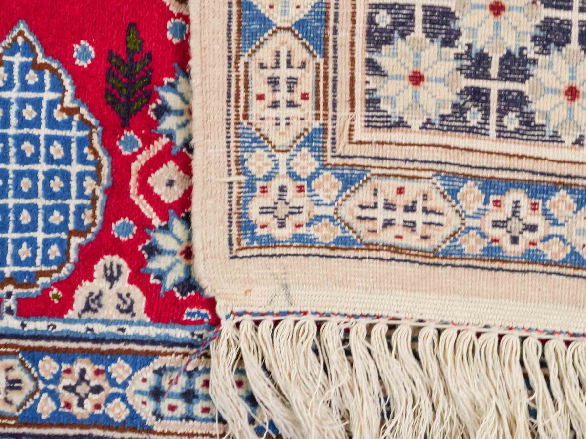 Handgeknüpfter Nain 9La Perserteppich von Khademi aus Wolle mit Seide, rot-elfenbein-weiß. Persischer Orientteppich mit Medaillon. Von Hand geknüpft in Iran / Persien. Größe: 234 cm x 156 cm. Teppichnummer: SB3-1164 | Jupiter Intl.