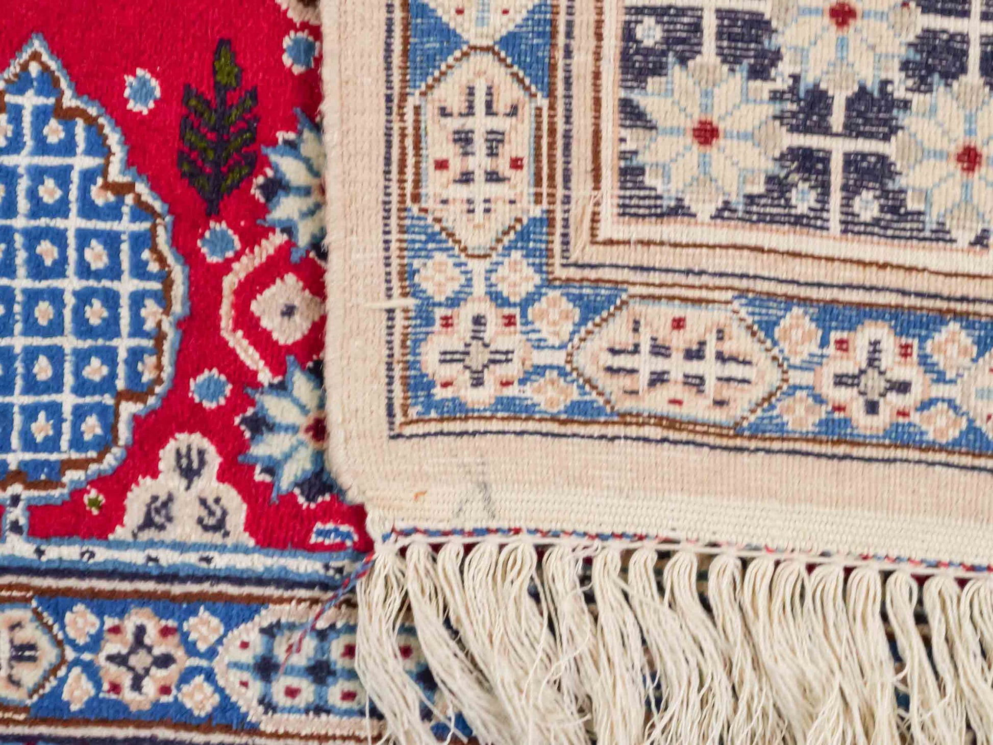 Handgeknüpfter Nain 9La Perserteppich von Khademi aus Wolle mit Seide, rot-elfenbein-weiß. Persischer Orientteppich mit Medaillon. Von Hand geknüpft in Iran / Persien. Größe: 234 cm x 156 cm. Teppichnummer: SB3-1164 | Jupiter Intl.