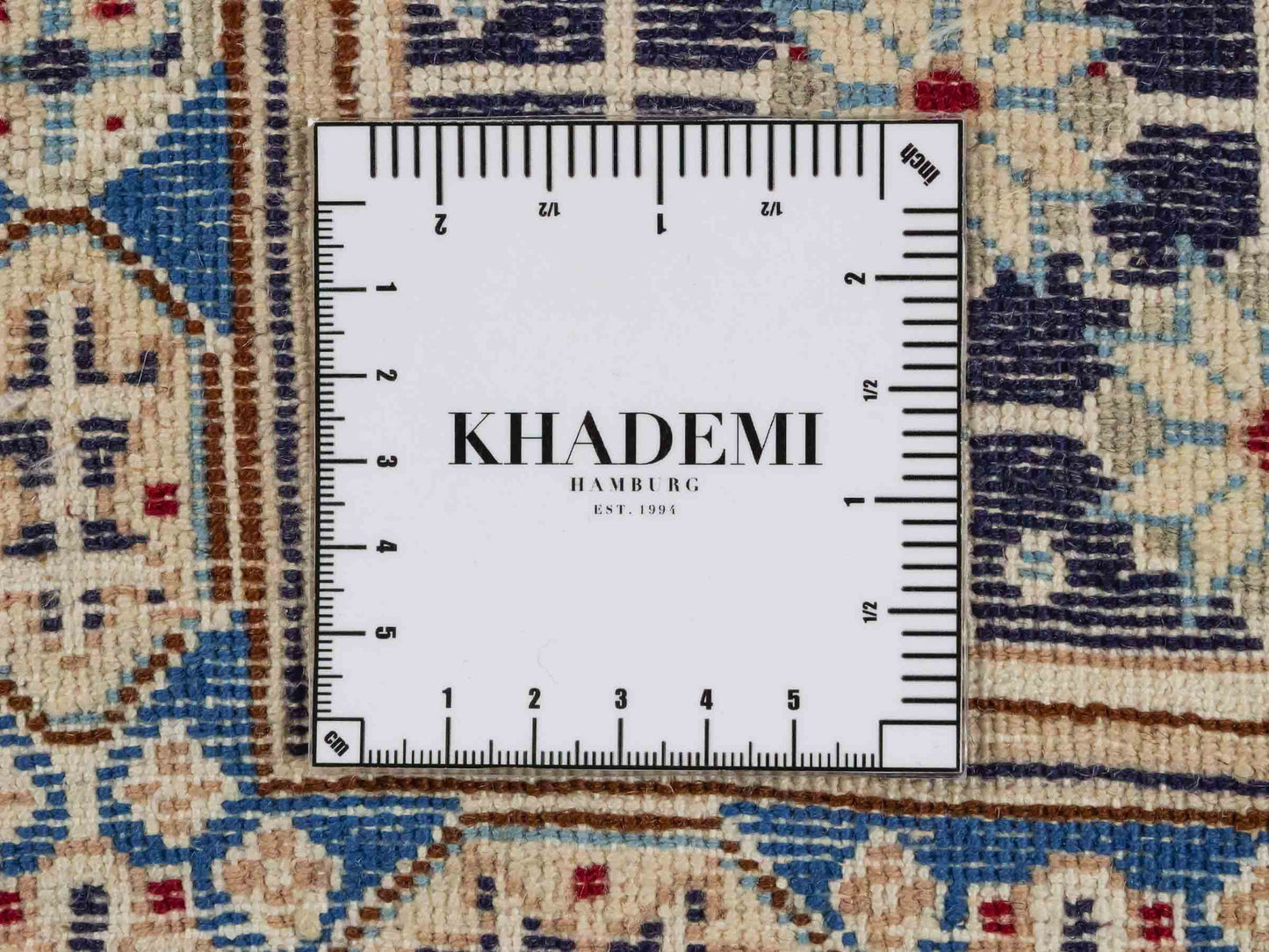 Handgeknüpfter Nain 9La Perserteppich von Khademi aus Wolle mit Seide, rot-elfenbein-weiß. Persischer Orientteppich mit Medaillon. Von Hand geknüpft in Iran / Persien. Größe: 234 cm x 156 cm. Teppichnummer: SB3-1164 | Jupiter Intl.
