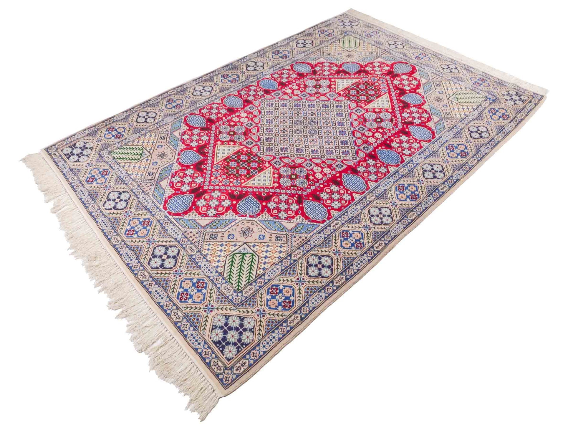 Handgeknüpfter Nain 9La Perserteppich von Khademi aus Wolle mit Seide, rot-elfenbein-weiß. Persischer Orientteppich mit Medaillon. Von Hand geknüpft in Iran / Persien. Größe: 234 cm x 156 cm. Teppichnummer: SB3-1164 | Jupiter Intl.