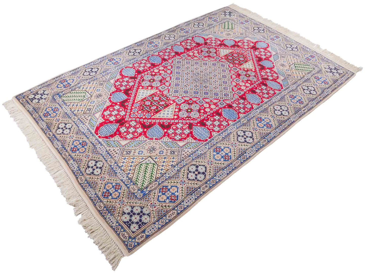 Handgeknüpfter Nain 9La Perserteppich von Khademi aus Wolle mit Seide, rot-elfenbein-weiß. Persischer Orientteppich mit Medaillon. Von Hand geknüpft in Iran / Persien. Größe: 234 cm x 156 cm. Teppichnummer: SB3-1164 | Jupiter Intl.