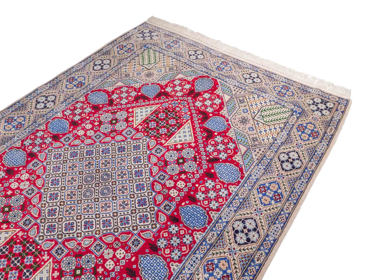 Handgeknüpfter Nain 9La Perserteppich von Khademi aus Wolle mit Seide, rot-elfenbein-weiß. Persischer Orientteppich mit Medaillon. Von Hand geknüpft in Iran / Persien. Größe: 234 cm x 156 cm. Teppichnummer: SB3-1164 | Jupiter Intl.