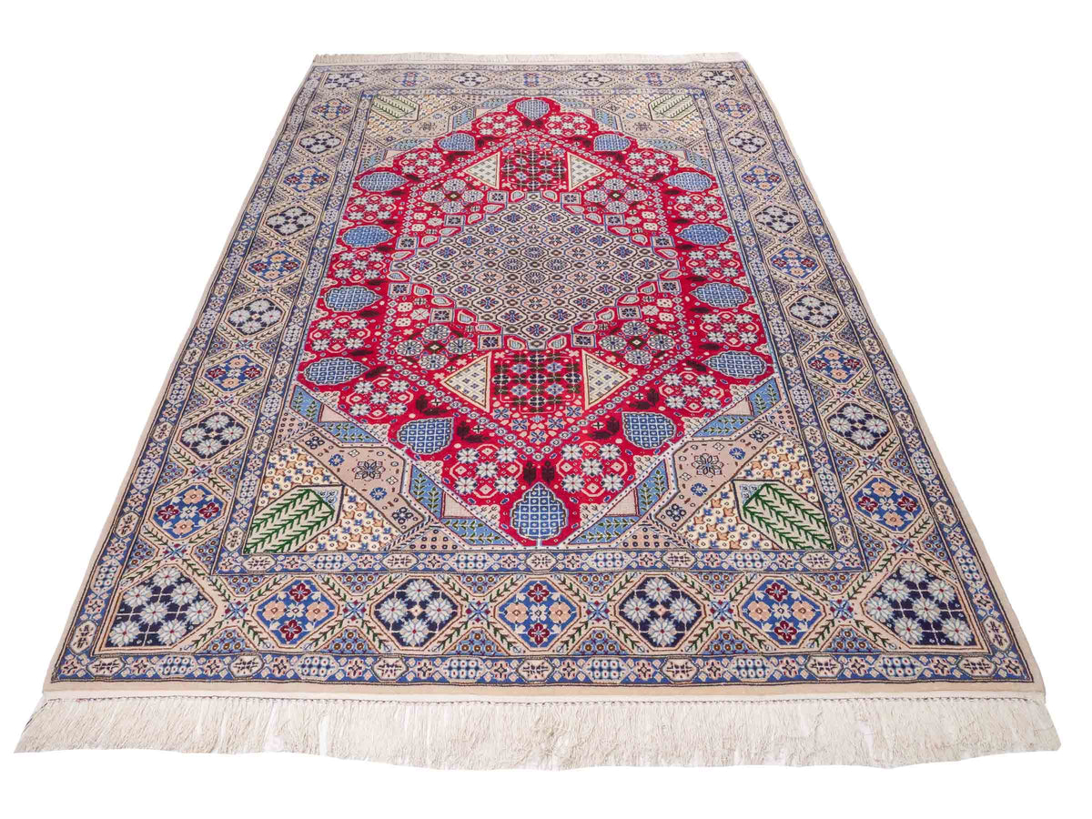 Handgeknüpfter Nain 9La Perserteppich von Khademi aus Wolle mit Seide, rot-elfenbein-weiß. Persischer Orientteppich mit Medaillon. Von Hand geknüpft in Iran / Persien. Größe: 234 cm x 156 cm. Teppichnummer: SB3-1164 | Jupiter Intl.