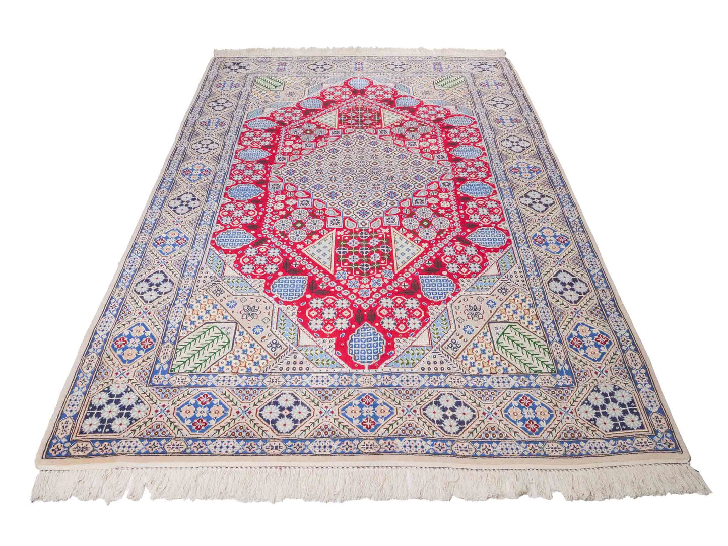 Handgeknüpfter Nain 9La Perserteppich von Khademi aus Wolle mit Seide, rot-elfenbein-weiß. Persischer Orientteppich mit Medaillon. Von Hand geknüpft in Iran / Persien. Größe: 234 cm x 156 cm. Teppichnummer: SB3-1164 | Jupiter Intl.