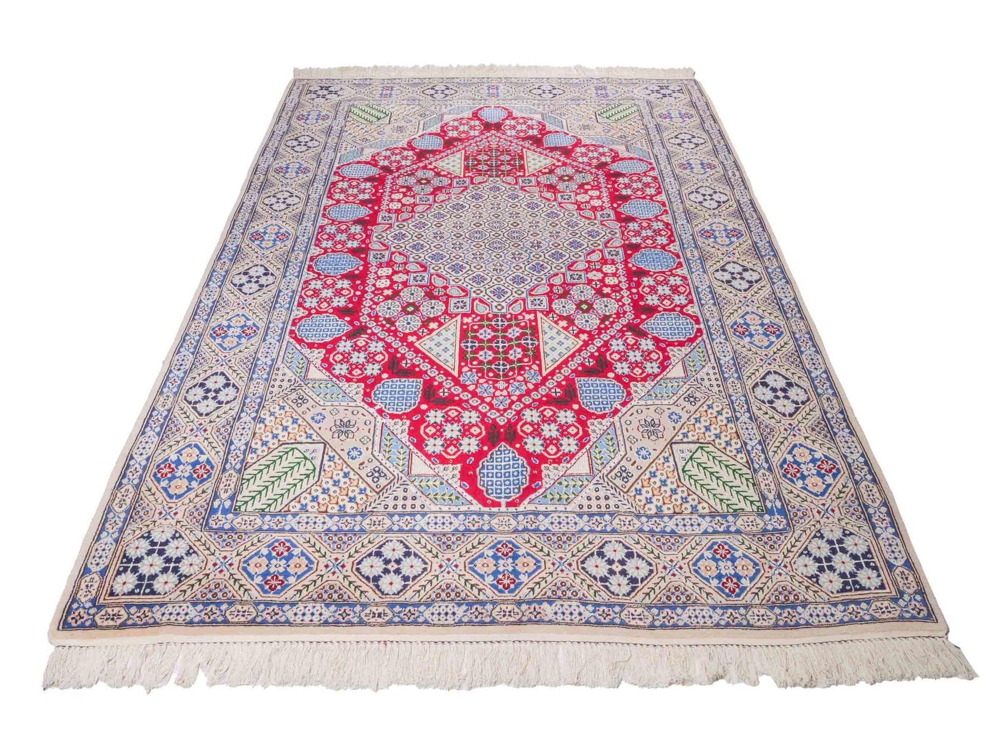 Handgeknüpfter Nain 9La Perserteppich von Khademi aus Wolle mit Seide, rot-elfenbein-weiß. Persischer Orientteppich mit Medaillon. Von Hand geknüpft in Iran / Persien. Größe: 234 cm x 156 cm. Teppichnummer: SB3-1164 | Jupiter Intl.