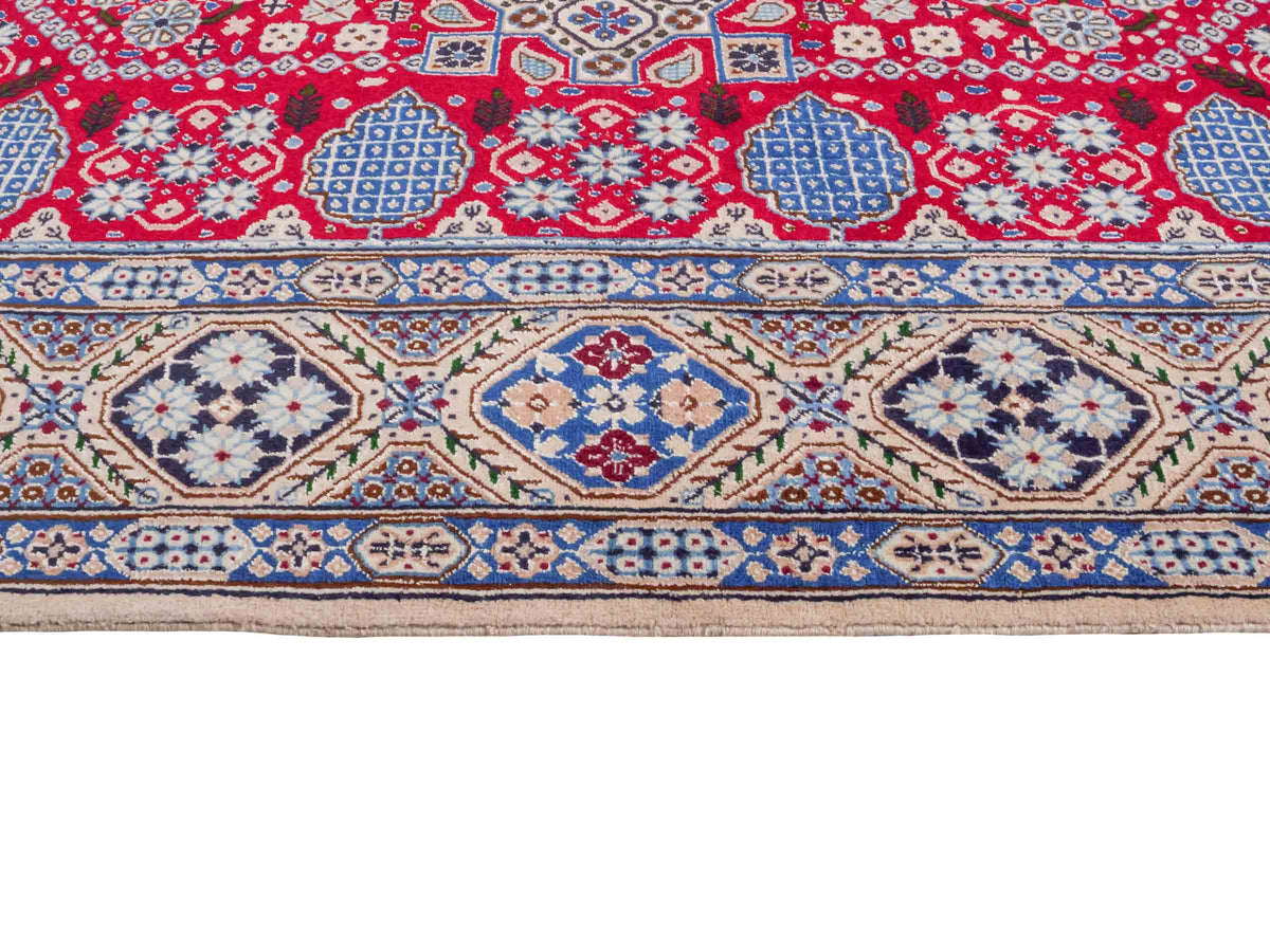 Handgeknüpfter Nain 9La Perserteppich von Khademi aus Wolle mit Seide, rot-elfenbein-weiß. Persischer Orientteppich mit Medaillon. Von Hand geknüpft in Iran / Persien. Größe: 234 cm x 156 cm. Teppichnummer: SB3-1164 | Jupiter Intl.