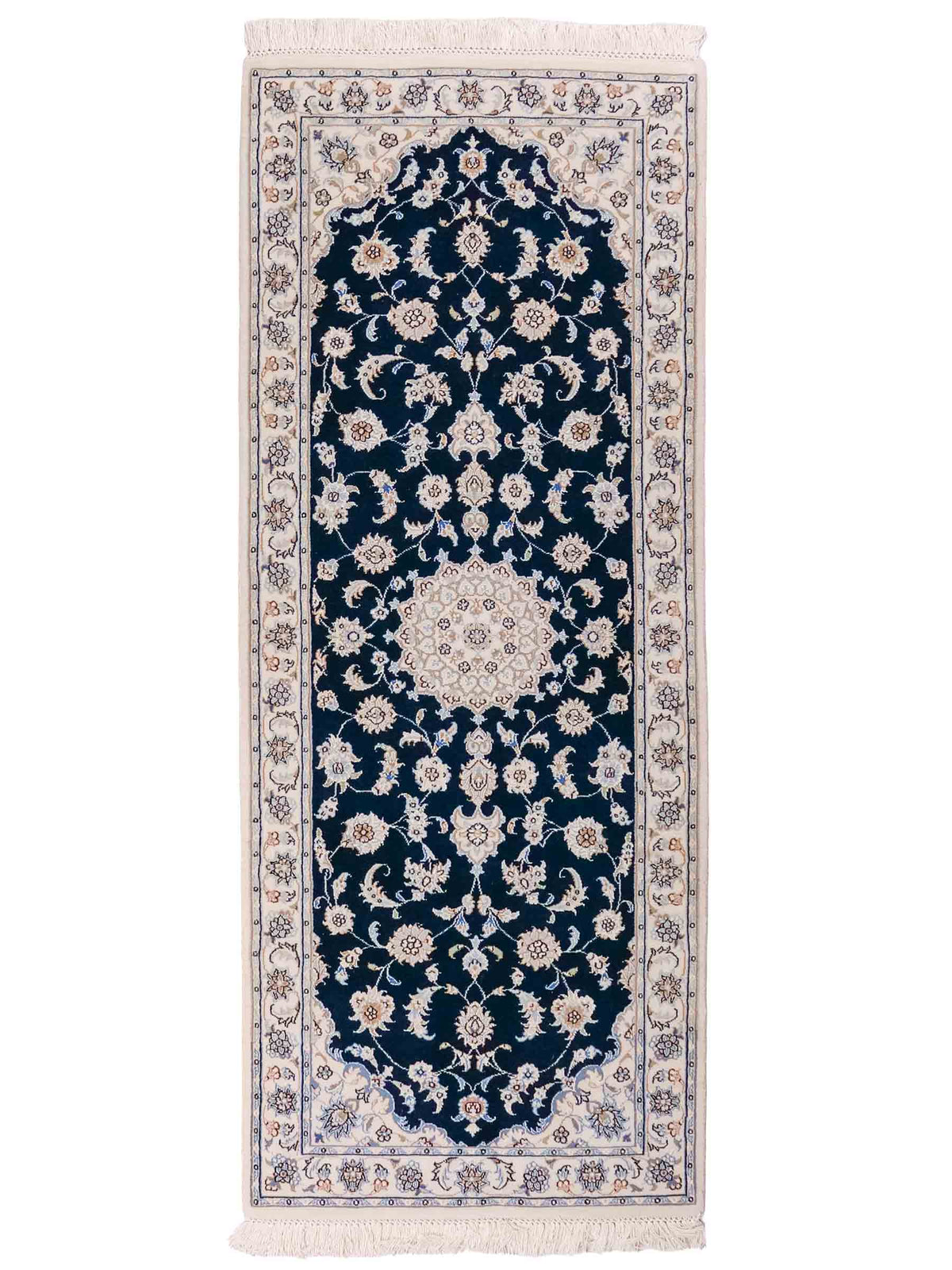 Handgeknüpfter Nain 9La Läufer-Perserteppich von Khademi aus Wolle mit Seide, navy-blau-weiß. Persischer Teppich, durchgemustert. Von Hand geknüpft in Iran. Größe: 198 cm x 81 cm. Teppichnummer: SB3-1100. Verkauf durch Jupiter Intl.