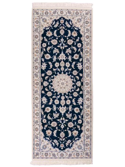 Handgeknüpfter Nain 9La Läufer-Perserteppich von Khademi aus Wolle mit Seide, navy-blau-weiß. Persischer Teppich, durchgemustert. Von Hand geknüpft in Iran. Größe: 198 cm x 81 cm. Teppichnummer: SB3-1100. Verkauf durch Jupiter Intl.