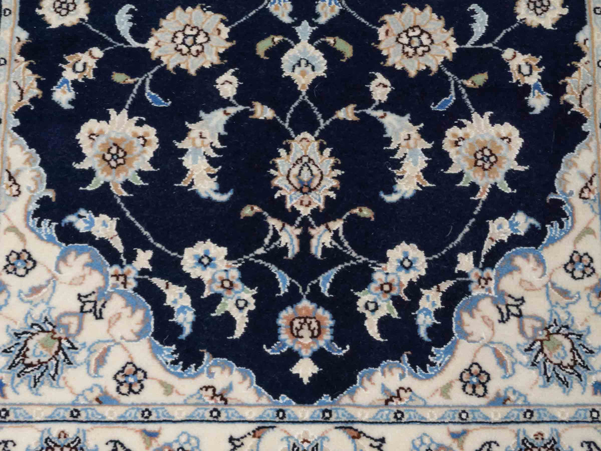 Handgeknüpfter Nain 9La Läufer-Perserteppich von Khademi aus Wolle mit Seide, navy-blau-weiß. Persischer Teppich, durchgemustert. Von Hand geknüpft in Iran. Größe: 198 cm x 81 cm. Teppichnummer: SB3-1100. Verkauf durch Jupiter Intl.