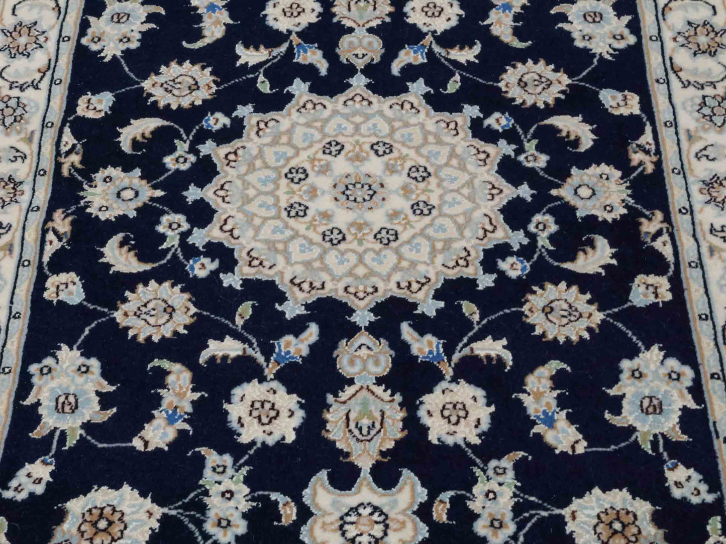 Handgeknüpfter Nain 9La Läufer-Perserteppich von Khademi aus Wolle mit Seide, navy-blau-weiß. Persischer Teppich, durchgemustert. Von Hand geknüpft in Iran. Größe: 198 cm x 81 cm. Teppichnummer: SB3-1100. Verkauf durch Jupiter Intl.