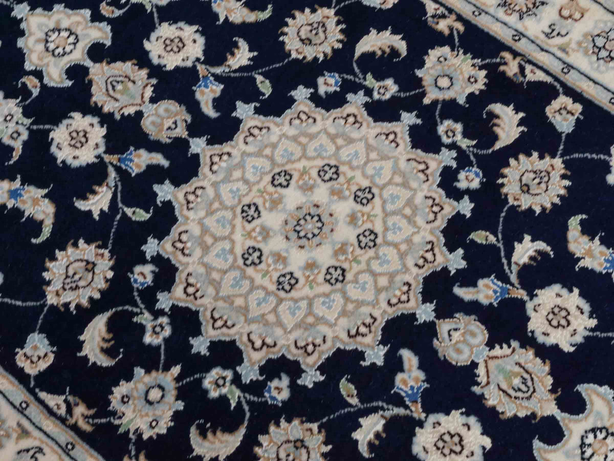 Handgeknüpfter Nain 9La Läufer-Perserteppich von Khademi aus Wolle mit Seide, navy-blau-weiß. Persischer Teppich, durchgemustert. Von Hand geknüpft in Iran. Größe: 198 cm x 81 cm. Teppichnummer: SB3-1100. Verkauf durch Jupiter Intl.