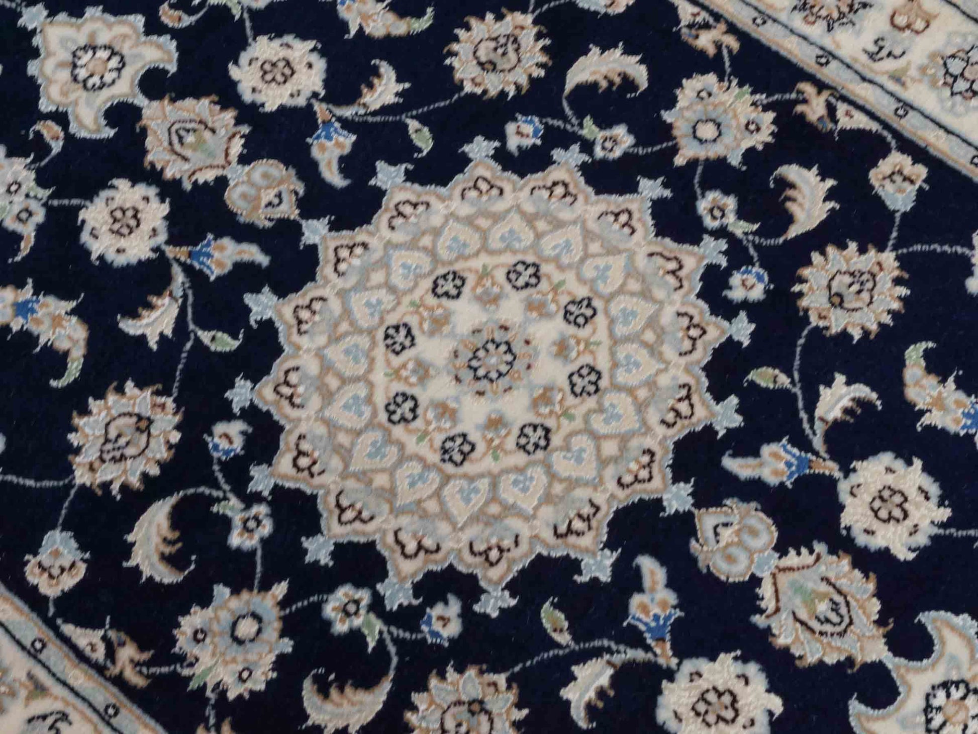 Handgeknüpfter Nain 9La Läufer-Perserteppich von Khademi aus Wolle mit Seide, navy-blau-weiß. Persischer Teppich, durchgemustert. Von Hand geknüpft in Iran. Größe: 198 cm x 81 cm. Teppichnummer: SB3-1100. Verkauf durch Jupiter Intl.
