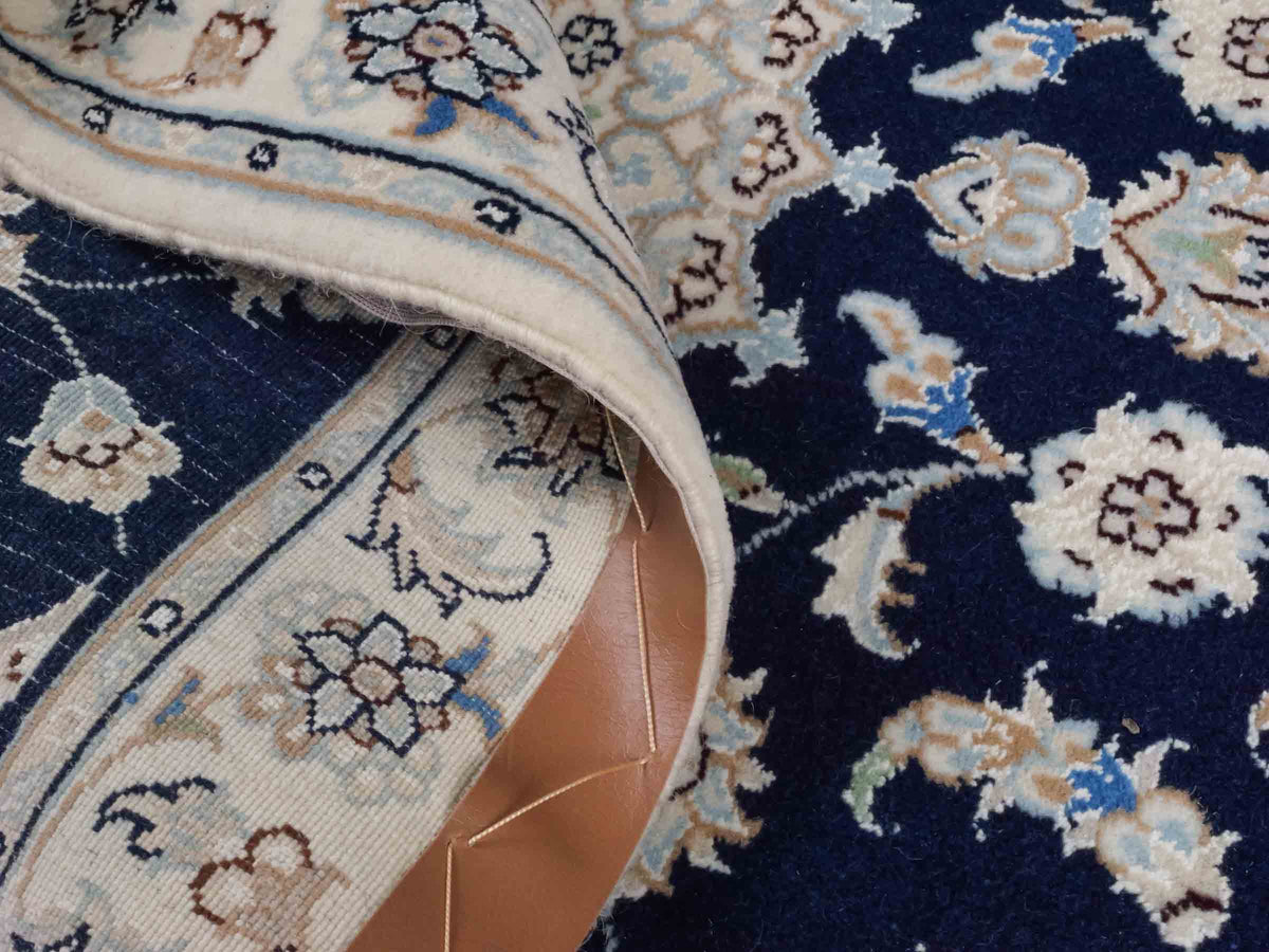 Handgeknüpfter Nain 9La Läufer-Perserteppich von Khademi aus Wolle mit Seide, navy-blau-weiß. Persischer Teppich, durchgemustert. Von Hand geknüpft in Iran. Größe: 198 cm x 81 cm. Teppichnummer: SB3-1100. Verkauf durch Jupiter Intl.